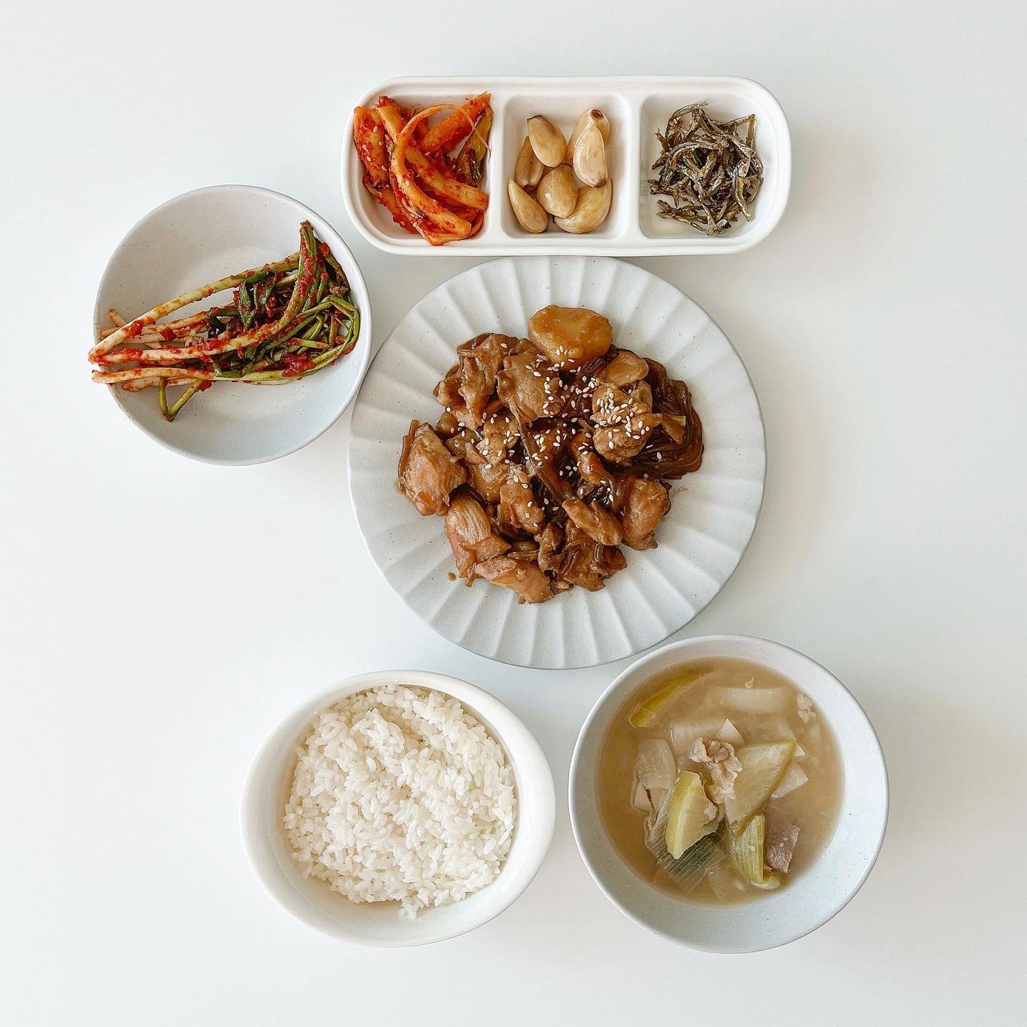 오늘 예랑이 아점 🍴

➜ 간장찜닭 , 소고기무국 ︎❤︎

이번 추석은 넘넘 바빴어요 😅
청첩장 돌리고 인사드리느라 거의 집에 없었던거 같아요 ㅎㅎㅎ
오늘 집밥을 차려주네영 -!😂
엄마가 닭다리살을 잔뜩 챙겨주셔서 찜닭해줬어요😊 
감자랑 당면만 듬뿍 넣고 했더니 맛이 굳굳! 
순살 닭다리살이라 더 맛있었어용 💗

#오늘의집밥 #남편밥상 #집밥 #아점 #찜닭 #요리 #신혼밥상 #먹스타그램 #좋테 #먹팔 #소통 #댓글 #맛스타그램 #집밥소통 #홈쿡 #오늘뭐먹지