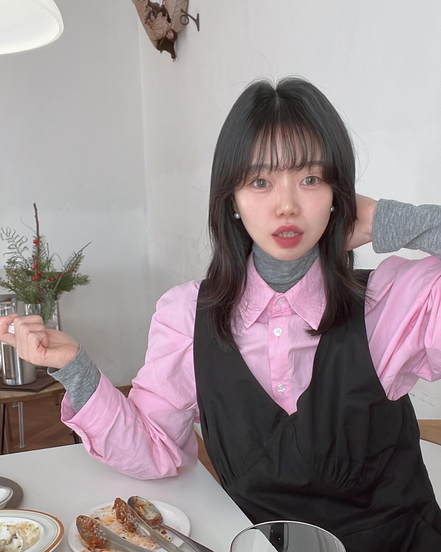 #협찬 따듯함이 느껴지는 아늑한 공간과 파스타 그리고 와인을 즐길 수 있는 행궁동 ’메종리움‘. 화이트와 우드톤으로 입구 부터 느껴지는 주택개조 감성. 자극적이지 않아 먹기 좋았던 4시간 이상 끓인 라구 소스와 버섯으로 맛을 낸 ‘라구 파스타’ 그리고 매일 직접 만든 뇨끼와 트러플 크림이 어우러진 ‘뇨끼’. 기분좋은 와인 한 잔. (뇨끼 사랑해♥)

#행궁동맛집 #행리단길맛집 #행궁동파스타 #행리단길파스타
#메종리움 maison_reum 🫗🍝🥔