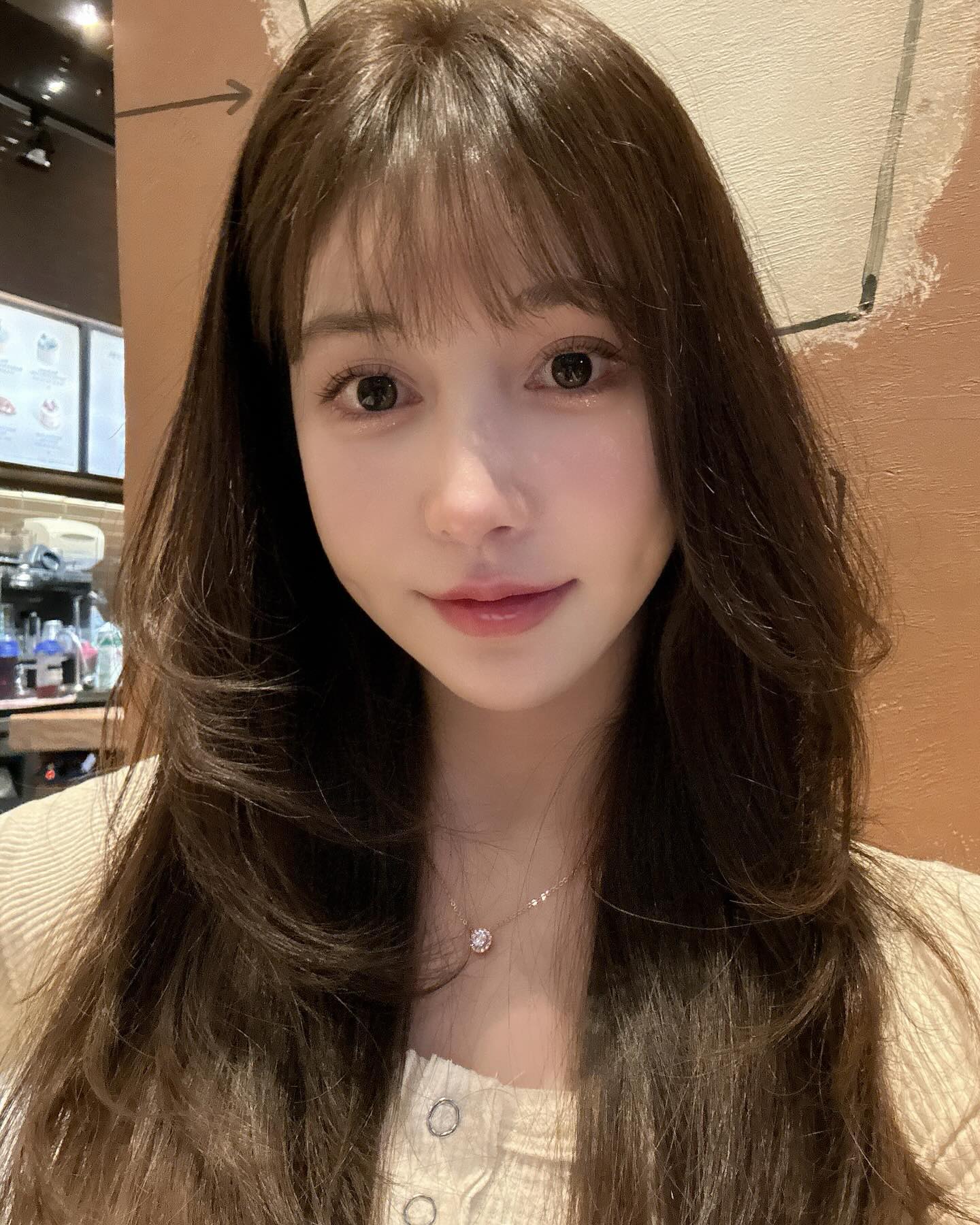 허리까지 오던 긴머리 확 자르면서 염색까지 💇🏻‍♀️
고민 끝에 나두 했다! 하이 레이어드 컷