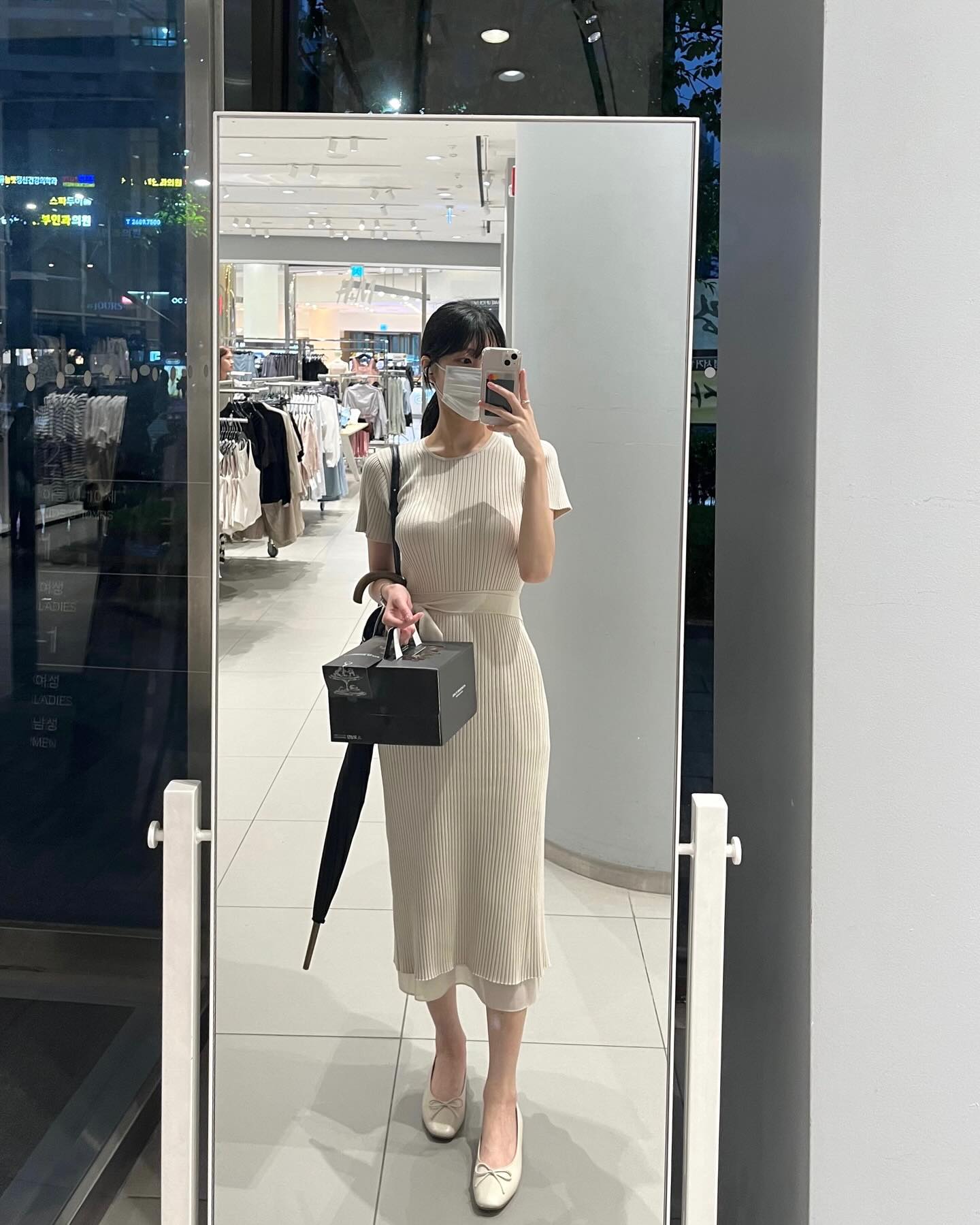 생일파티 준비로 바빴던 주말 ➰
첫 개시한 소이베이지색 원피스와 뉴 네일이 잘 어울려서 행복했구
올해의 생일기념 우마카세도 넘 좋았구 🥹
제 생일은 아니지만 제대로 즐겼던 주말이네요 ✨
⠀
🤍 dress : sie___official 
🤍 shoes : ilovebabara 
⠀