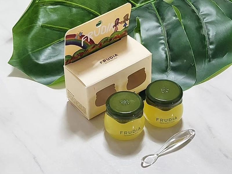 #할인구매 frudia.official #후르디아 #아보카도립밤
입술이 건조한 편이라 선택했는데 밤형태로 꾸덕한 제형이라 
살짝 바르기 어려운 점은 있지만 발랐을때 촉촉함이 오래가고 
밀찰력도 좋다능~!
또한 향기가 좋아서 더욱 만족스럽게 사용중~~!! 
.
#안심립밤 #아기립밤 #08L #lipcare #유아립밤 #frudia #lipbalm #뷰티 #시카립밤 #온가족립밤 #맞팔 #라이프