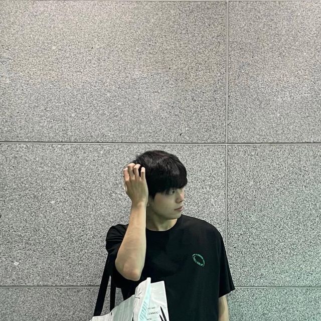 錫 on Instagram: ”#광고 @standarderror_official 에서 ’엔자임 워싱 3D 미니 서클 반팔티’를 제공해주셨습니다. 검정색 바탕에 녹색의 서클 디자인 포인트가 너무 잘 어울립니다 🧤 ✔️ 국내 자체 제작으로 고품질 원단 이용
✔️ 자사에서 개발한 편직 공정에 코마사실 사용
✔️ 깨끗한 원단과 보풀이 적다는 장점과 잔털 최소화
✔️ 텐터/덤블 워싱으로 옷의 변형 최소화 #스탠다드에러#스탠다드에러반팔티#스탠에러#무신사#스탠다드에러X텍토리#남여공용반팔티#반팔티#티셔츠#캐주얼룩#반팔티추천#T-shirt#ティーシャツ”