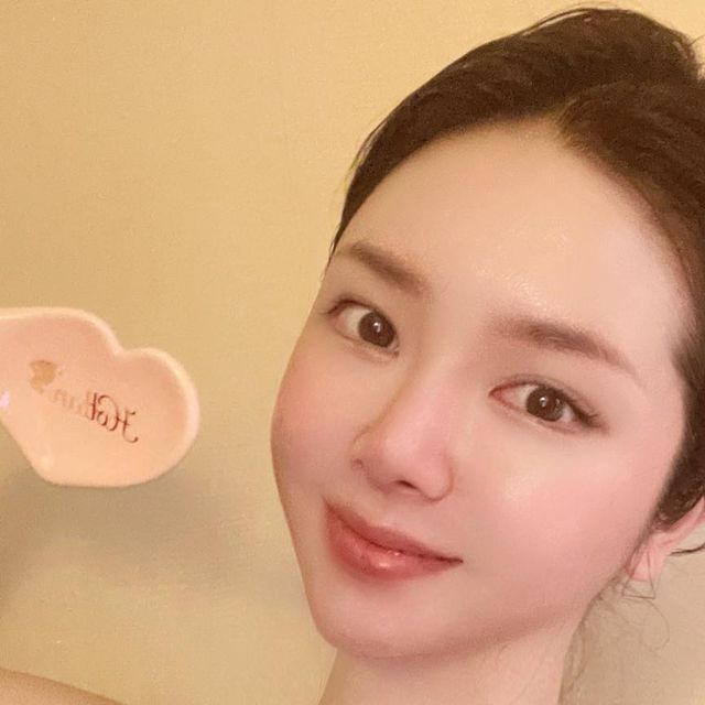 Uoo💋 on Instagram: "깐달걀샷💛🤍#관리하는여자 #관리의중요성
얼굴 윤곽관리 받고왔어요❣️
한국 흙으로 직접 구은 세라믹 소재의 핫스틱으로 이중턱, 팔자주름,처진볼 리프팅 시키고 뭉친근육도 풀어주고 왔어요! 
관리 중간에 관리받은쪽,안받은쪽 만져볼수있게 해주시는데 진짜신기해요 극명한 차이 ㄷㄷㄷ 이래서 관리해야하는거 같아요!🥰
거기에 관리 중에 사용하는 제품들은 다 천연활성성분과 특서헝분의 제품을 사용하고 동물성 실험 금지 화장품을 사용해서 얼굴자극 걱정도 NONO !! 👍🏻
저처럼 피부 얇고 자극에 예민한 분들도 걱정없이 받아볼 수 있으신것 같아요 ~! ☺️
오늘 아침부터 얼굴살 빠졌냐, 얼굴이 슬림해졌다 소리 들으니 기부니가 매우 좋습니다 하핳 자주 관리 받으러 가야겠어여!❤️"