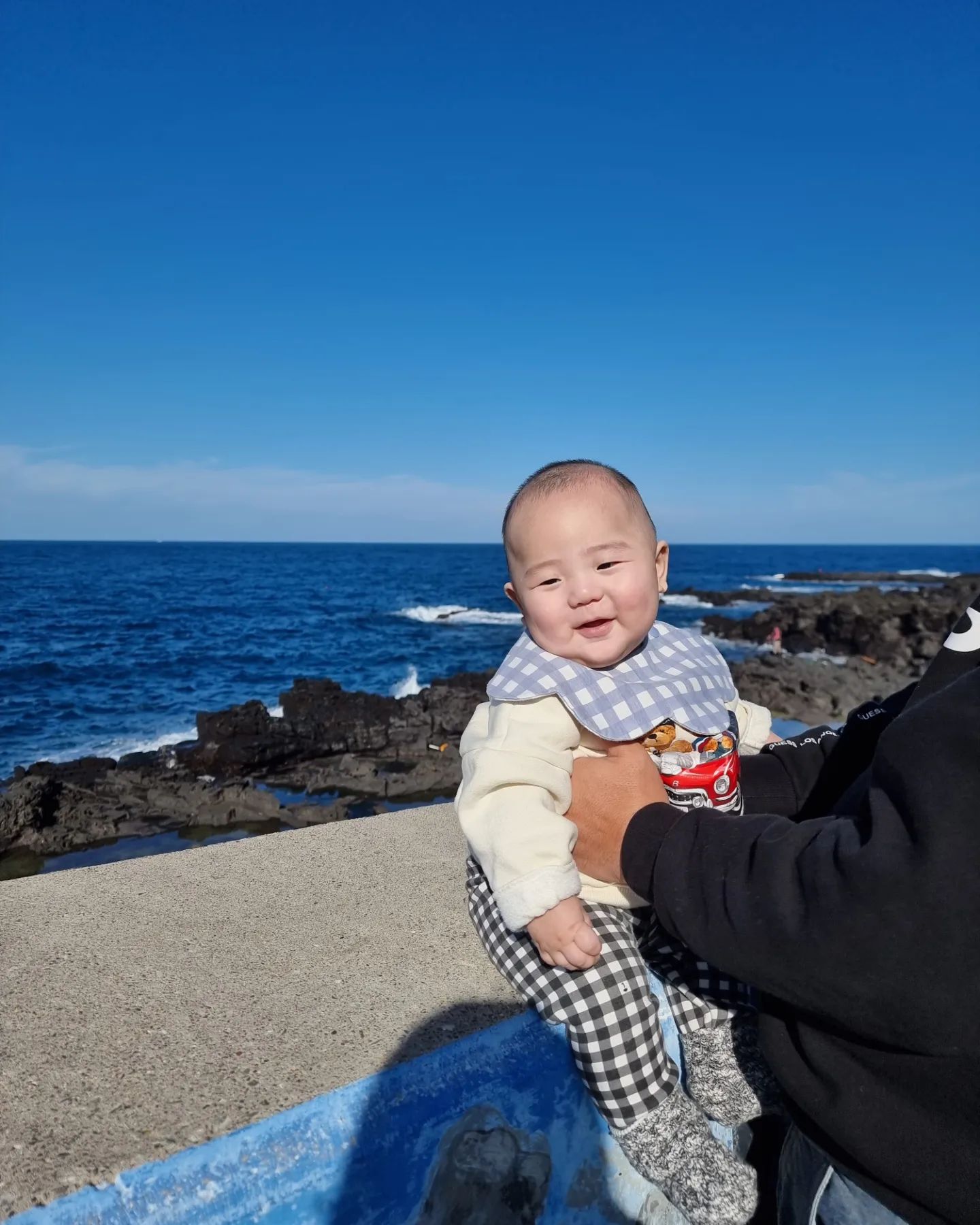 우리 써담 제주도살면서
바다 제대로 보는건 처음이네🩵💙
날이추워서 호다닥 차로 복귀

초뚱땡이 ...🩵
.
.
오늘도 인자한 스님 상👶
.
#제주아기
#흑토끼띠아기
#임서다미
#용담해안도로