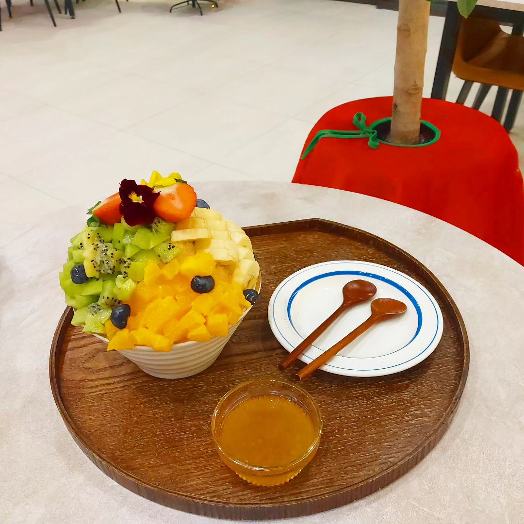 난 요즘 빙수중독..!!😳
시원하고 달달한 빙수가 입에서 사르륵 녹는데
이게 너무너무 중독적이고 맛있어죽겠어..💖

밥먹고 후식으로 빙수🍨
고기먹고 후식으로 빙수🍨
퇴근하고 빙수🍨
지치고 힘들때 빙수🍨
기분이 우울할때 빙수🍨
다이어트 식단으로 빙수(?)🍨
삶이 지루할때 빙수🍨

늦은시간 빙수가 또 땡겨서 급하게 찾아보다가 발견한
명지 오후의 숲!
(늦은시간까지 빙수 만들어주시는 사장님..🙌)

_a.no_forest
한라봉과일빙수 퀄리티 너무 이뻐서 
감탄이 절로나와버려따..😍😍 

360도로 과일이 콱콱!쌓여있어서 상큼하게 호로로록 후루룩!
후두둑 흘리고 난리🤣

그런데 과일+팥조합 빙수 좋아하는 사람이라
사장님 팥추가 만들어주시면 안될까욥??
진짜 만들어주시면 또 당장 먹으러갈게요😍💖