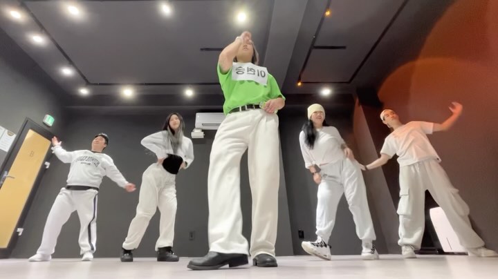 🌈 올해의 트로트 안무 작업

1. 이현승 - 바보사랑
2. 송주하 - 자고가 
3. 송주하 - 좋은사람
+ 진행중인 세 곡

작업은 늘 가수분들과의 충분한 미팅을 통해 컨셉과 니즈를 파악하여 메이킹되며 수정요청이 없는 결과물들을 만들고 있습니다 ✨

좁은 댄서인맥이라 쥐어짜서 진행하는 시안작업과 행사들에 도움주는 분들께 늘 무한한 감사를 보냅니다 🙇🏻‍♂️🙏🏻 🖤

#안무가 #트로트안무가 #트로트 #이현승 #송주하 #백업댄서 #댄서