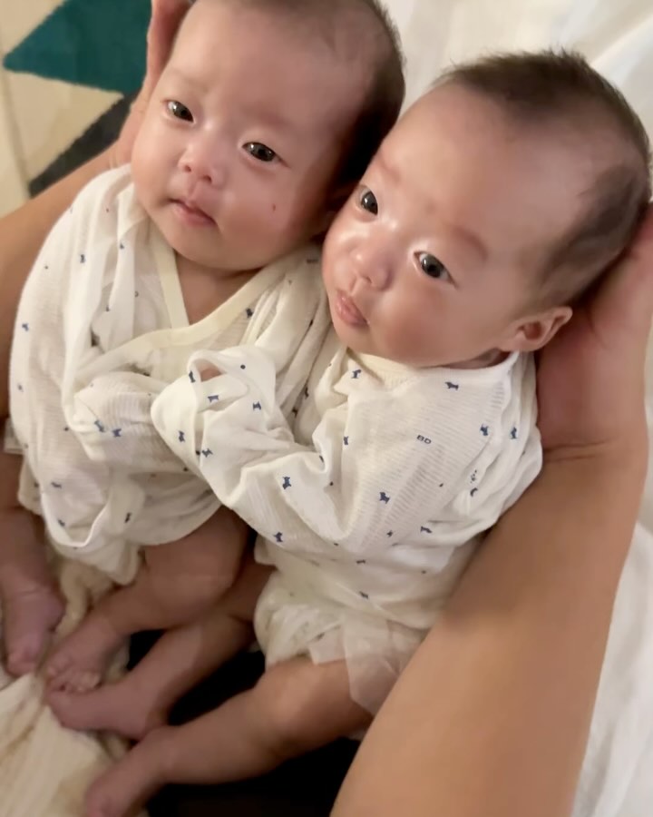 _20241022

새봄 예봄 인생 80일차

가만히 못있는 봄둥파파덕분에
영원히 가만히 있지 못할 봄둥이들
ㅋㅋㅋㅋㅋㅋㅋㅋㅋㅋㅋㅋㅋㅋㅋ

#쌍둥이 #딸둥이 #딸둥이그램 #twins 
#이른둥이 #2month #태어나줘서고마워
#봄둥이네👼🏻 #자두자몽👼🏻
#엄마가관리하는계정입니다 #accountrunbymom