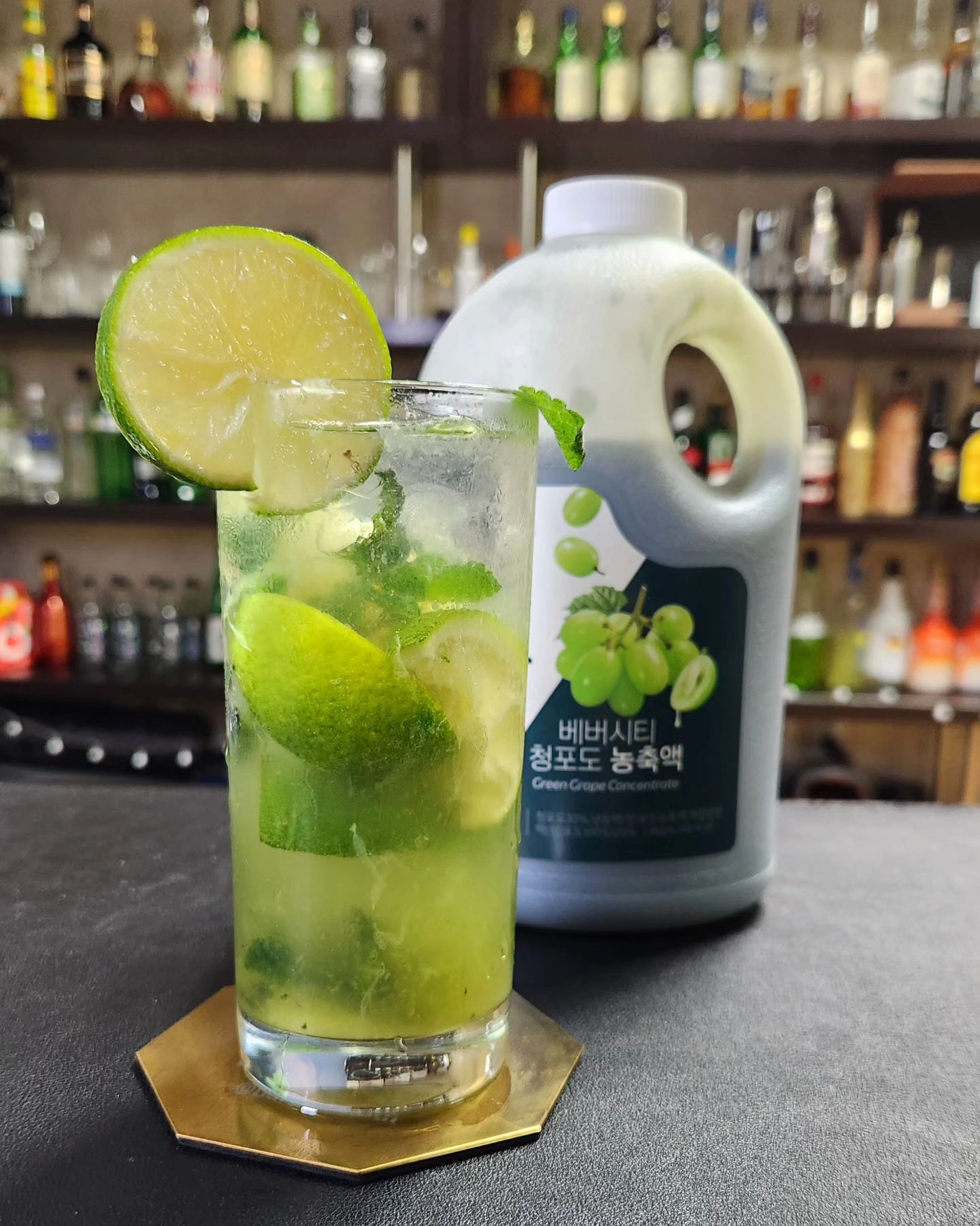 #협찬 #베버시티 청포도 농축액 

GreenGrape Mojito
베버시티 청포도 농축액  1.5oz
Bacardi White Rum  1.5oz
Lime 3/4 ea & Sugar 2 tsp
& Apple Mint Muddling
Sparkling Water  Filled up 

석박사님들이 또 비과일적인 자취생을 과일틱하게 만들었습니다. 이번엔 청포돕니다. 사이다에 섞어먹고 녹차에 섞어먹고 즐기다가 칵테일도 만들어봤습니다. 전에도 청포도를 이용해 마티니와 하이볼을 만들었는데 이번엔 모두가 달달하게 즐길 수 있는 청포도 모히또입니다. 😊

머들링된 라임조각과 설탕 위에 애플민트를 넣어 맛과 향을 잡고, 럼과 농축액, 탄산수로 마무리해줘습니다. 일반 모히또의 재료를 대체한 것이 아닌 단순히 청포도 재료를 추가해준 느낌이지만 기존 모히또보다 더 맛있었습니다. 특히 신맛을 안좋아하는 저에겐 라임의 시트러스가 줄면서 애플민트의 향을 유지시켜준게 좋았습니다. 일반적인 모히또의 라임을 즐기시는 분은 라임양을 반개정도 늘리는게 좋겠습니다. 🥝🥝

농축액이다보니 침전물이 조금 있습니다. 청포도액기스같은 느낌이라 맛을 내기엔 훌륭하지만 외관상 투명하지 않아 럼과 함께 믹싱글라스에 적절히 스터해 맛을 내주고, 더블스트레이너로 침전물을 제거해줬습니다. 

#칵테일레시피 #술스타그램 #홈텐딩 #홈카페 #바리스타 #바텐더 #카페음료추천 #청포도 #청포도에이드 #카페추천 #모히또 #몰디브 #세미기업 #베버시티마켓 #bevercitymarket #homecafe #hometending #cocktailrecipe #mojito #rumcocktail #grape #greengrape