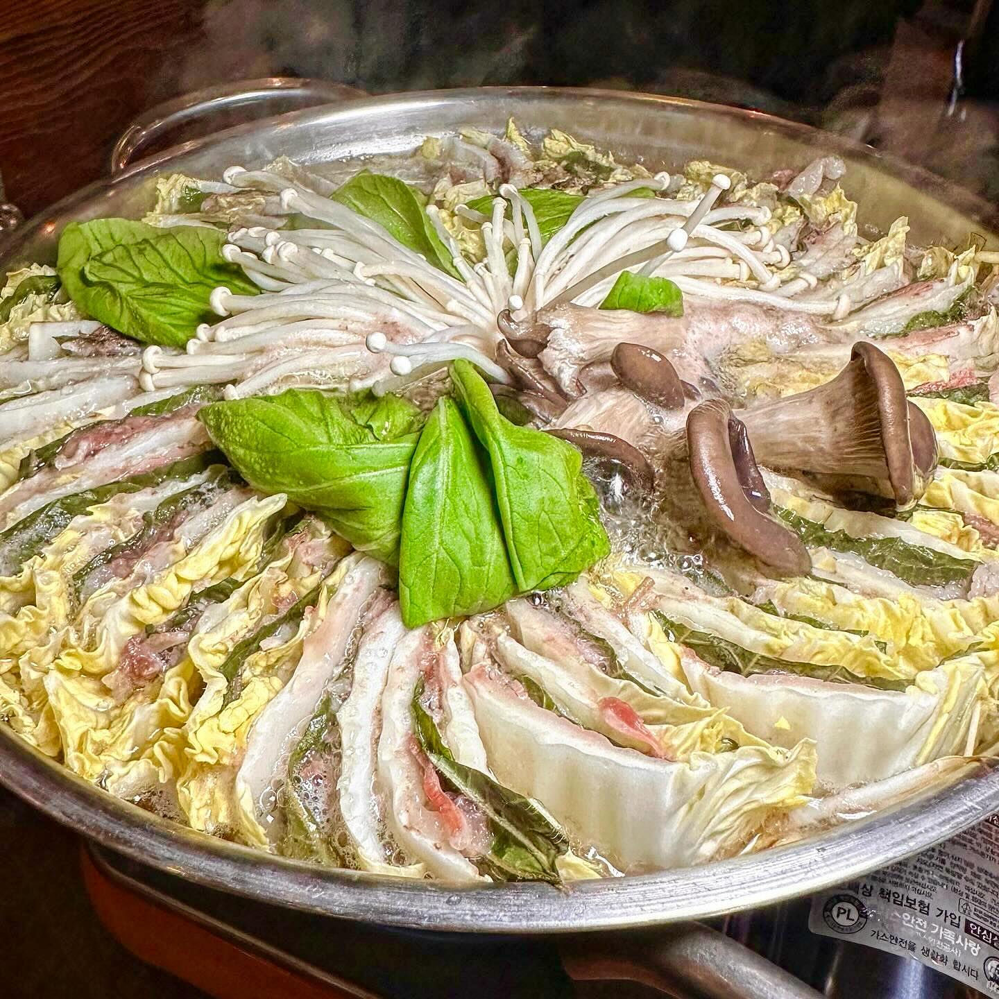 술부심 좀 부려본 주당들을 위한 수유 퓨전술집🔥

수유 #오층

한파로 얼어붙어버린 몸을 단숨에 녹여줄 밀푀유나베는 국물 한 입에 소주가 술술 들어가버림과 동시에 해장까지 완료! 

탱글하게 삶은 소면에 큼지막한 골뱅이와 진미채, 향긋한 깻잎이 조화롭게 어울려 맵단짠의 정석이라 칭하고 싶은 골뱅이소면, 후리가케로 버무려진 밥에 스팸 한조각이 올라간 주먹밥 역시 밥과 술 모두 잡고 싶은 프로욕심러에게도 환상의 터가 되어줄 것🫶🏻

✔️밀푀유나베 22,000원
✔️골뱅이소면 19,000원
✔️스팸주먹밥 6,000원

📍 서울 강북구 도봉로87길 46 5층 오층

#수유역맛집 #수유맛집 #수유역술집 #수유술집 #강북구맛집 #강북구술집 #강북술집 #강북맛집 #수유술집추천 #수유역술집추천 #술집추천 #술집 #퓨전술집 #퓨전포차 #밀푀유나베 #골뱅이