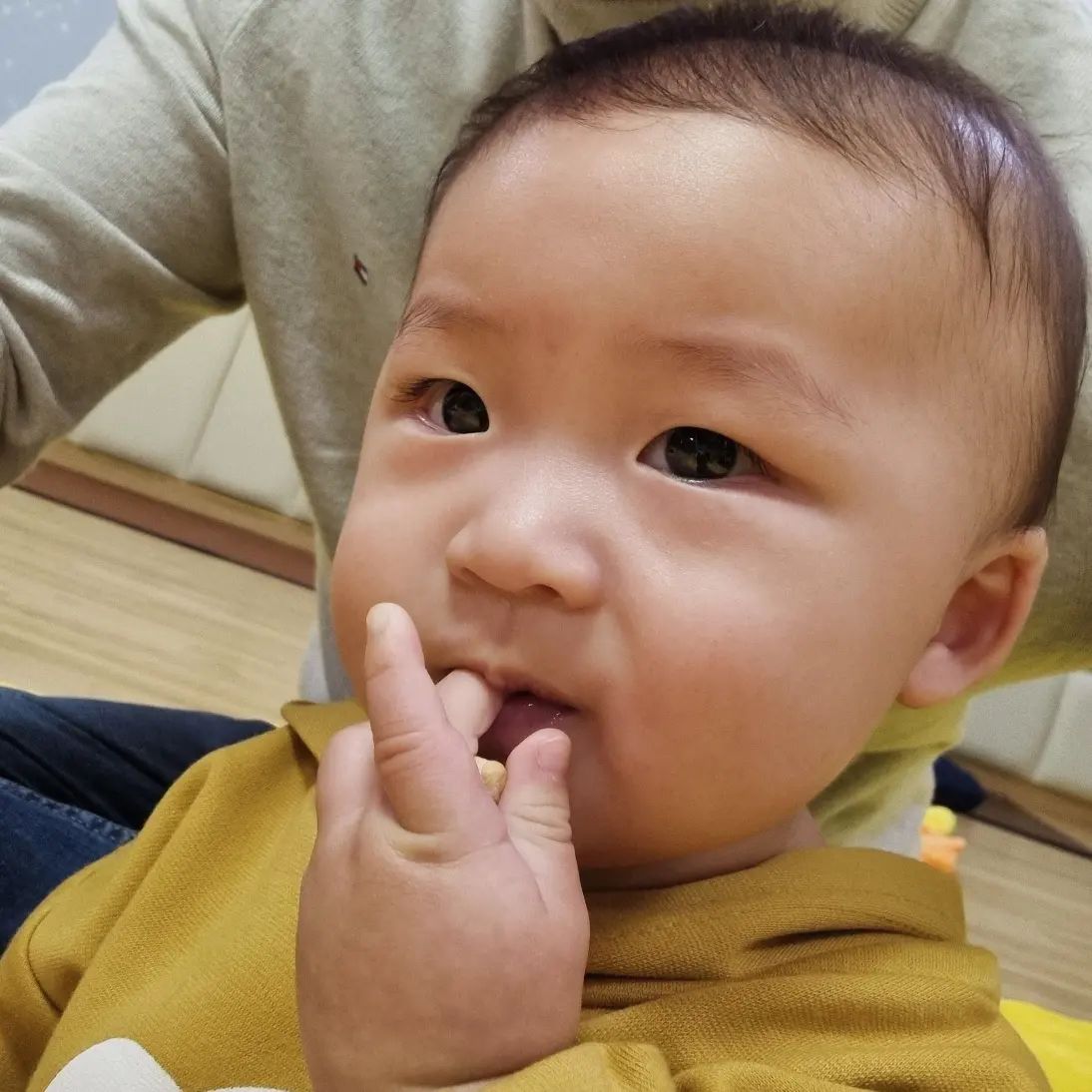 ▪︎
아빠랑 문센가기

엄마들이 다 쳐다보셨다며
스타됨

우리아들은
엄마아빠 다 같이가고 좋겠네!

#수줍음따윈없음 #번갈아가주고 #고맙네 #궁디팡팡