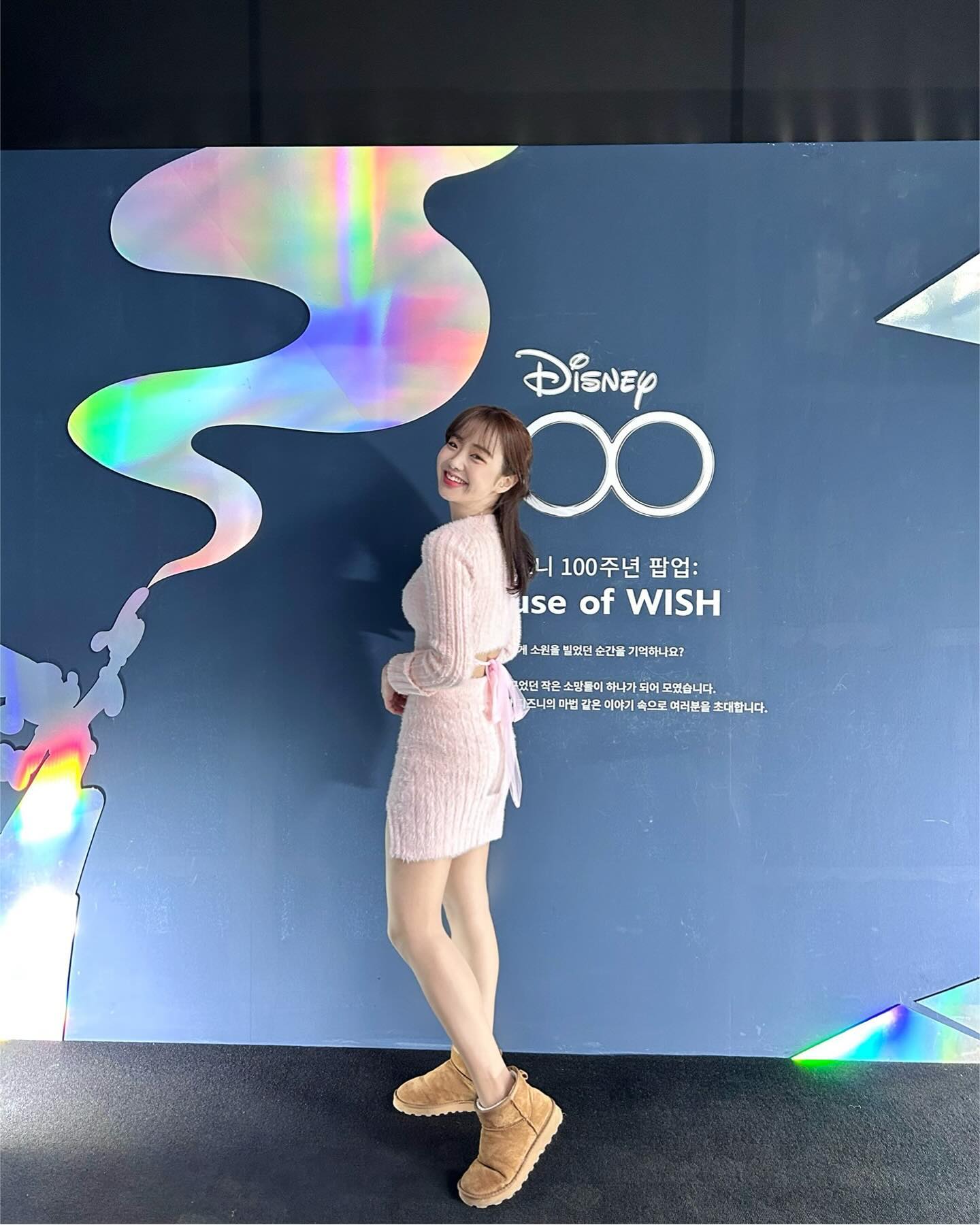 #광고 디즈니코리아, ‘디즈니 100주년 팝업: House of WISH’에 다녀왔어요🧚🏻✨

#디즈니100주년팝업 에 제가 정말 좋아하는 ‘백설공주’와 ‘신데렐라’ 전시 존이 있더라고요!
진짜 여기서는 꼭 사진 찍으세요🍎 이번에 #디즈니 팝업 정말 인생샷 건질 수 있을 만한 공간으로 가득해요! 

공간의 색깔과 무드가 변하는 인터랙티브형 체험존이라 더욱 눈이 더 즐겁고 디즈니 애니메이션 속으로 들어간 느낌이 뿜뿜 ♥
특히 영화 <위시>와 관련된 공간, # WISH 체험존 은 위시볼을 활용한 효과가 너무 예쁨 ㅎㅎ
참, 위시는 24년 1월 3일에 오픈한다고!! 너무 기대중이에요

갑자기 날씨가 많이 추워졌잖아요! 성수 같이 핫플에 애인, 친구, 혹은 가족과 함께 가기 좋은 공간으로 너무 추천드려요🧚🏻
심지어 가지고 싶은 굿즈가 엄청 많으니까 마지막까지 꼭 구경해보세요🥺✨
팝업 관련한 더 자세한 내용은 disneykorea 에서 확인하시구요! 

#디즈니 #HouseofWISH #하우스오브위시 #위시 #디즈니위시 #Disney100 #무료팝업 #디즈니팝업 #연말데이트 #데이트추천 #팝업추천 #크리스마스갈만한곳 #친구랑갈만한곳 #가족끼리갈만한곳 #서울숲팝업 #뚝섬팝업 #성수팝업 #성수핫플