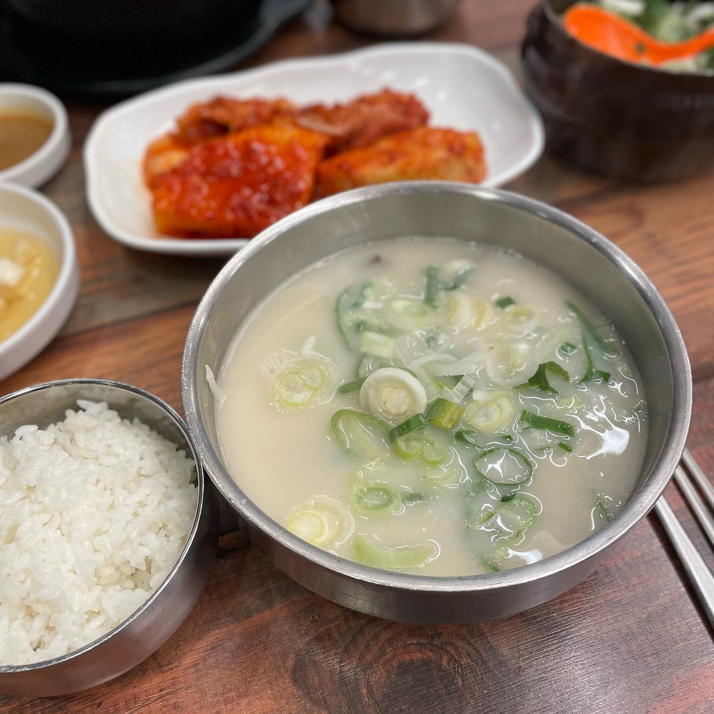 #협찬
하얀 입김이 번지는 겨울에 유독 생각나는 
뜨끈하고 진한 설렁탕 한그릇과 
사골 베이스로 끓여낸 얼큰한 양선지해장국 한그릇 
뚝딱 들이키니 얼어붙은 몸이 스르륵 녹아내리네😛
⠀ 
📍서울 서초구 양재동 352-3
주차장완비, 단체손님가능

양재 꽃시장 앞 24시간 운영하는 #구수옥본점
12시간 이상 푸욱 고아낸 찐한 국물로 
설렁탕과 도가니탕은 맛없으면 환불 100% 래요🤩
포장시에는 1인분 가격으로 2인분 양을!! 담엔 포장해야지🎁
⠀
#양재시민의숲한식 #양재동한식 #양재동설렁탕 #양재동한식맛집 #양재동런치 #양재동가족모임 #서초구양재동맛집 #양재시민의숲설렁탕#양재시민의숲보양식 #양재시민의숲육개장 #양재동보양식 #양재동설렁탕맛집