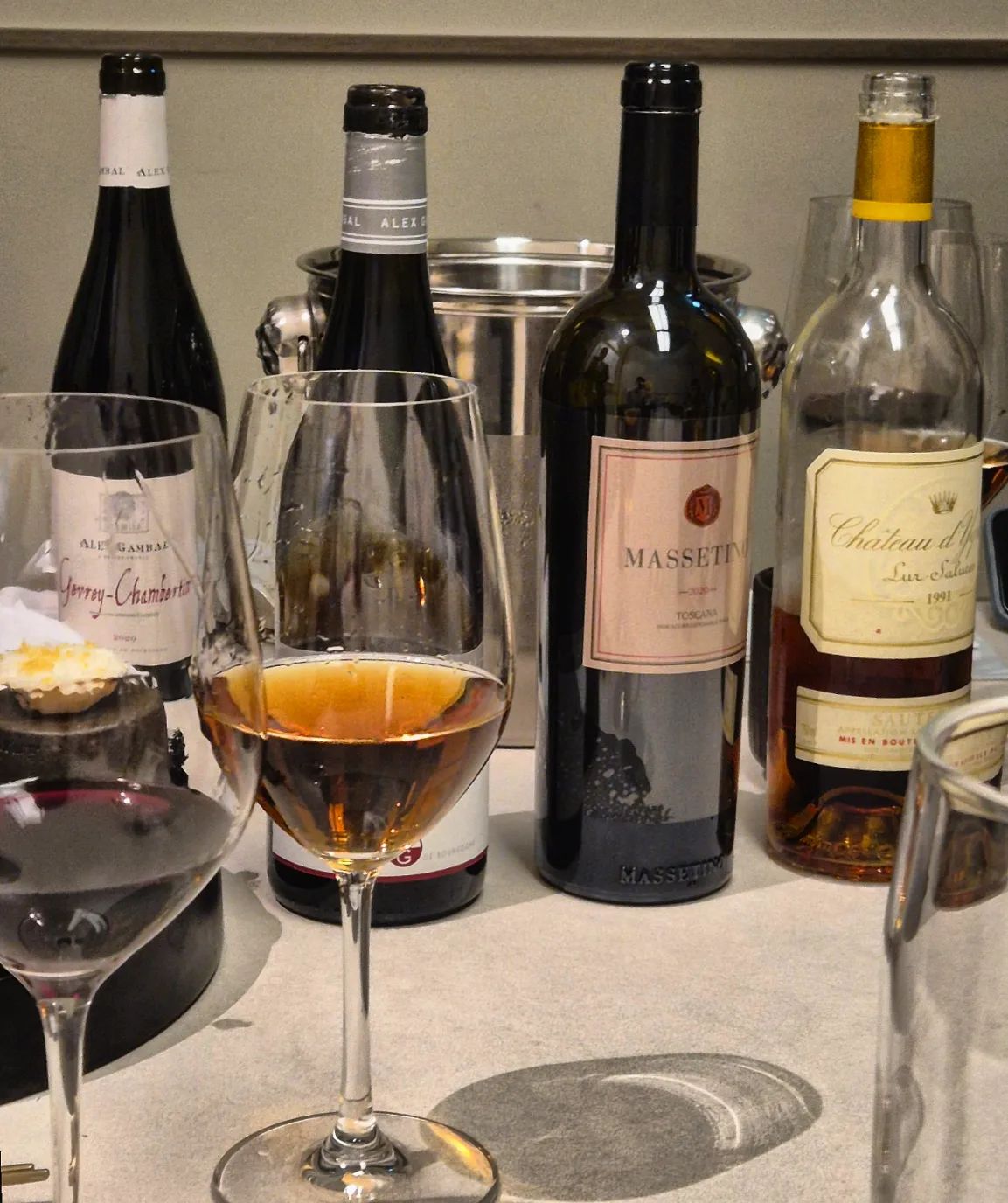 샤토 디켐 소테른 1991
Chateau d'Yquem
- 살구, 무화과, 시트러스, 꽃향과 허브향, 짙은 아로마가 특징인 화이트 품종
- 과하지 않은 당도와 훌륭한 피니시가 느껴지는 와인
- 한 그루의 포도 나무에서 한 잔의 와인 밖에 만들지 않음을 자랑하는 보르도 지방 황금 와인
- 달콤함, 부드러움, 묵직함

매번 후덜덜했지만,
처음으로 맛있다고 느낀 소테른 와인

향은 위스키
맛은 매실주 느낌?
디져트와 어울리는 와인
공기와 접촉 시간이 길어 질수록 더욱더 깊어지는 달달함!

레드 와인 후기는 언젠가..
#wine #whitewine #스위트와인
#샤또디겜 #Yqeum
#Chateau #d'Yquem #화이트와인 #와인스타그램 #와인후기