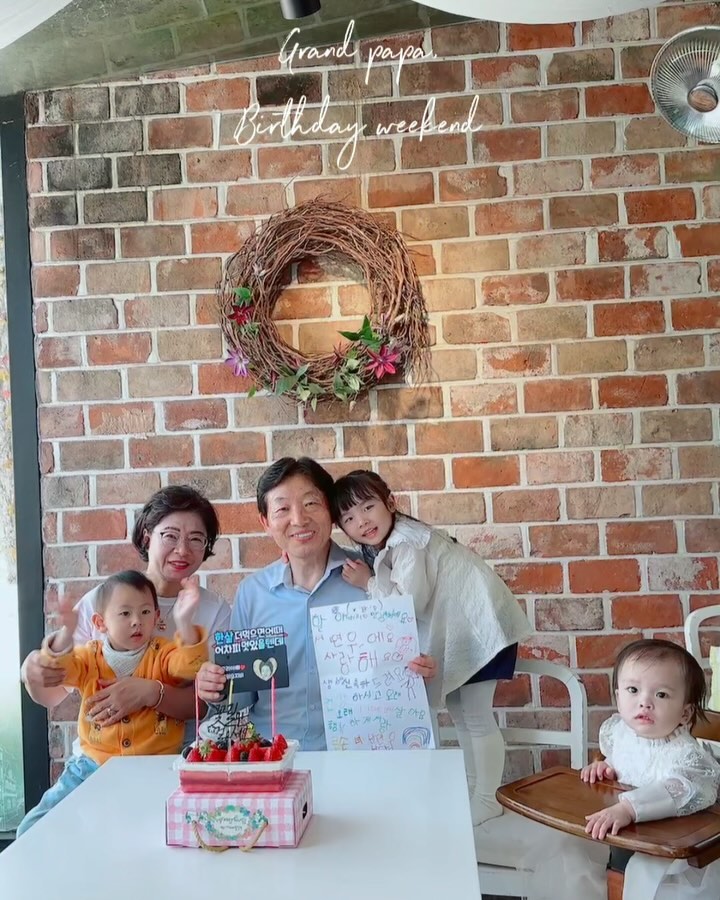 지난 둘째 주 일상 ㅎㅎ
⠀⠀⠀⠀⠀⠀⠀⠀⠀⠀
1. 아버님생신🥳
2,3,4,5 행복한 딸 부자 아빵 ﹏
6,7 할미 할비 사랑해오, 뽀뽀ღ
8,9 할아버지께 연우가 직접 쓴 손편지와 
할미 할비에게 존재 자체가 선물인 아기들🤍
10. 키 찐짜 큰 작은고모부 목마탄 연우🫢