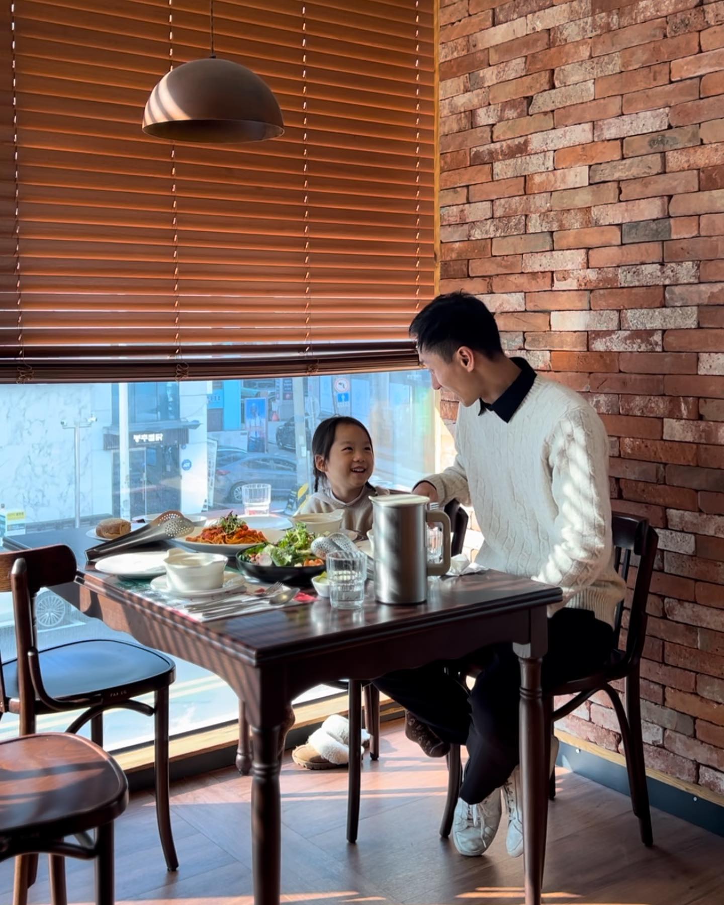 ♥️갓성비و  잠실 코스요리 맛집❤ᩚ︎
스테이크러버 야옹이랑 데이투다녀왔어용 ◡̈ 

잠실에 위치한 가성비 좋은 코스요리 맛집 
‘나무수’

외관에 초록초록한 이쁜 나무들이
입구 들어서자마자 기분좋게 해주는 곳이였어용 .ᐟ 
1층엔 카페 2층엔 레스토랑 이더라구요 ◡̈ 

티본스테이크에 아마트리치아나 파스타 탱글탱글한
새우가 매력적이였던 새우버섯 샐러드까지ᰔ 
스테이크 먹고 맛있다며 어깨춤 마구 추는 우래기ꕀ 𐨛 𐨛 𐨛 

맛은 물론 가성기까지 최고ෆ⃜ 
디저트에 커피까지 갓벽했던 나무수ꕀᦒ 

직원분들도 너무 친절해서 더 좋았던 곳
연말 단체모임과 이벤트모임 돌잔치장소로도 넘 
좋을꺼 같아요 .ᐟ 

TᕼᗩᑎK YOᑌ ☻
namu.su
서울 송파구 올림픽로8길 7 잠실M타워 1,2층

#잠실맛집 #잠실새내맛집 #잠실새내역맛집 #잠실역맛집 #잠실레스토랑 #나무수 #아이와가볼만한곳 #아이랑 #아이와함께