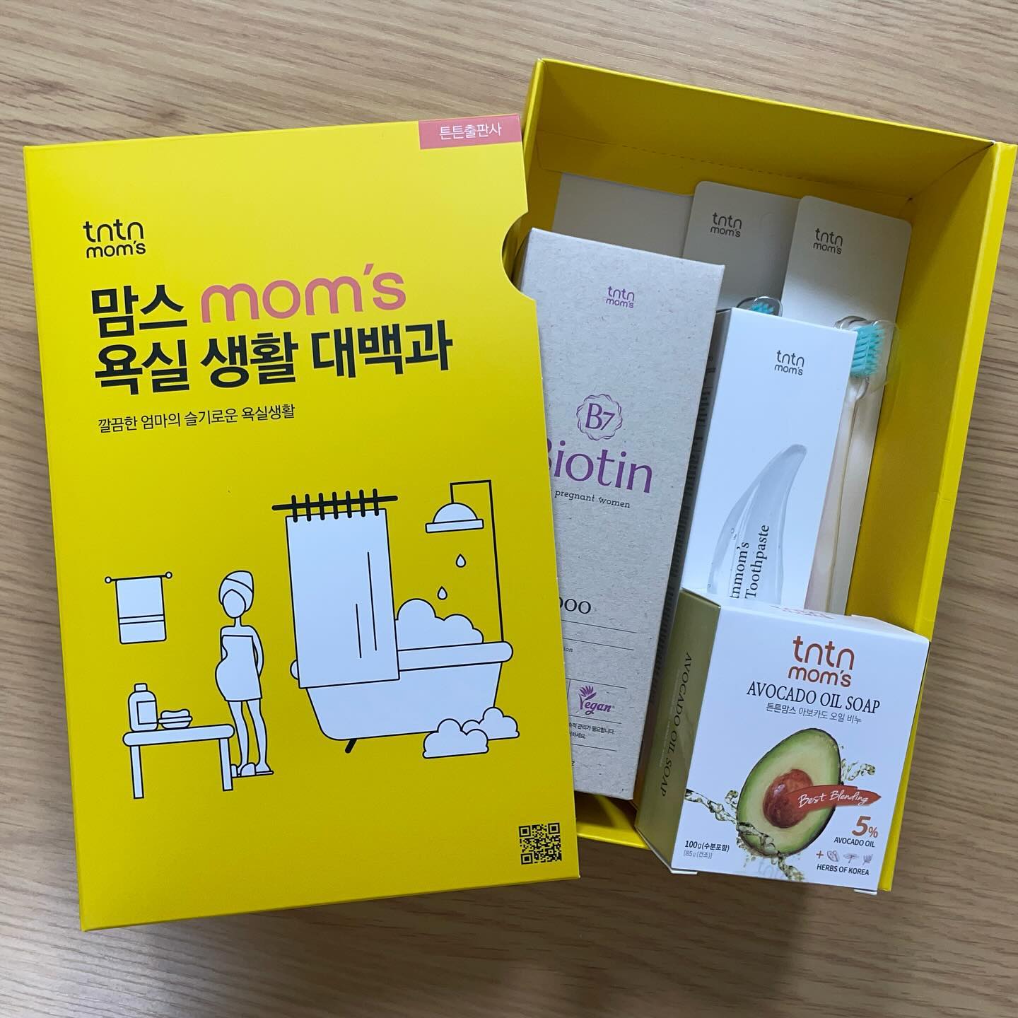 #협찬 #튼튼맘스 🫶🏻

임산부 욕실 필수템들을 한번에 모아뒀어요!!
샴푸, 비누, 치약, 칫솔까지! 꼭 필요한것들만 가득 모여 있어서 너무 좋아요🥰

특히나 칫솔은 잇몸약해진 #임산부 에게는 딱이 부드러운 미세모!! 치약도 향이 강하지 않고 은은하니 너무 좋아서 양치하기 좋아요~
거품 잘나는 샴푸랑 비누까지 있으니 최고!

한박스에 다 구성되어있어서 따로 살 필요없고 선물하기도 좋아요😆❤️

#텐박스 #임산부치약 #임산부칫솔 #임산부샴푸 #임산부비누 #임신선물 #임산부선물 #임신축하박스 #임신박스 #임신선물박스 #임산부용품