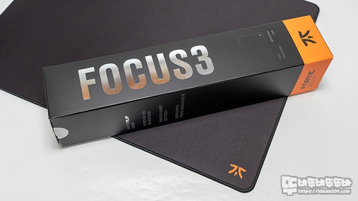 FNATIC 프나틱 FOCUS3 컨트롤 게이밍 마우스패드 L 리뷰입니다.

https://idsam209.com/3047

컨트롤 성향으로 멈추고 잘 움직이는 FOCUS3는 발수 코팅이 아닌 표면의 구멍을 매꾸는 발수성표면으로 습기를 먹지 않는게 특징인데요.

모직의 결이 가로방향으로 제작이 되었지만 촘촘해서 그런지 가로 세로 방향으로 격하게 움직였을 때 결에 따른 저항력이 없어 원을 빠르게 마우스를 회전해보면 균일한 움직임을 느낄 수 있었습니다.

적절한 가격대로 판매되는 컨트롤 성향의 마우스패드 참고하세요.

#프나틱기어 #fnaticgear #프나틱마우스패드 #FOCUS3 #게이밍마우스패드 #프나틱 #뚜비뚜비뚜뚜바 #idsam209