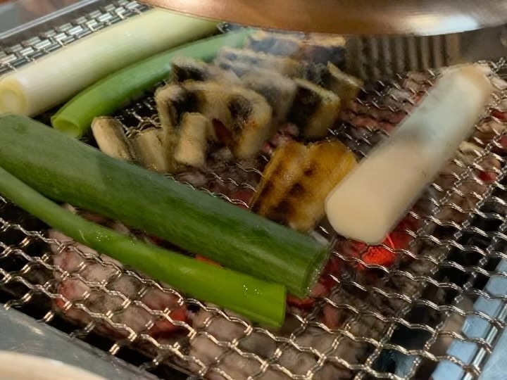 아이랑 정말 맛있게 먹고 온
<심가네참숯민물장어>🎶
⠀
일반 장어구이 집과는 사뭇 다르게
트랜디하면서도 세련되고 깔끔해서
와인 한 잔이 생각나는 분위기더라구요!
⠀
고소한 장어 한 입 먹고
백김치랑 알싸한 생강채 싸 먹으면 정말 예술❤️
마무리로 얼큰 라면까지..
완벽했다❤️
⠀
#외식스타그램#심가네참숯민물장어#장어맛집#수원장어구이#광교장어맛집#먹스타그램#요리그램#맛스타그램#먹스타그램#맞팔#요리스타그램#쿡스타#가정식#집밥스타그램#먹스타#맛스타#요리그램