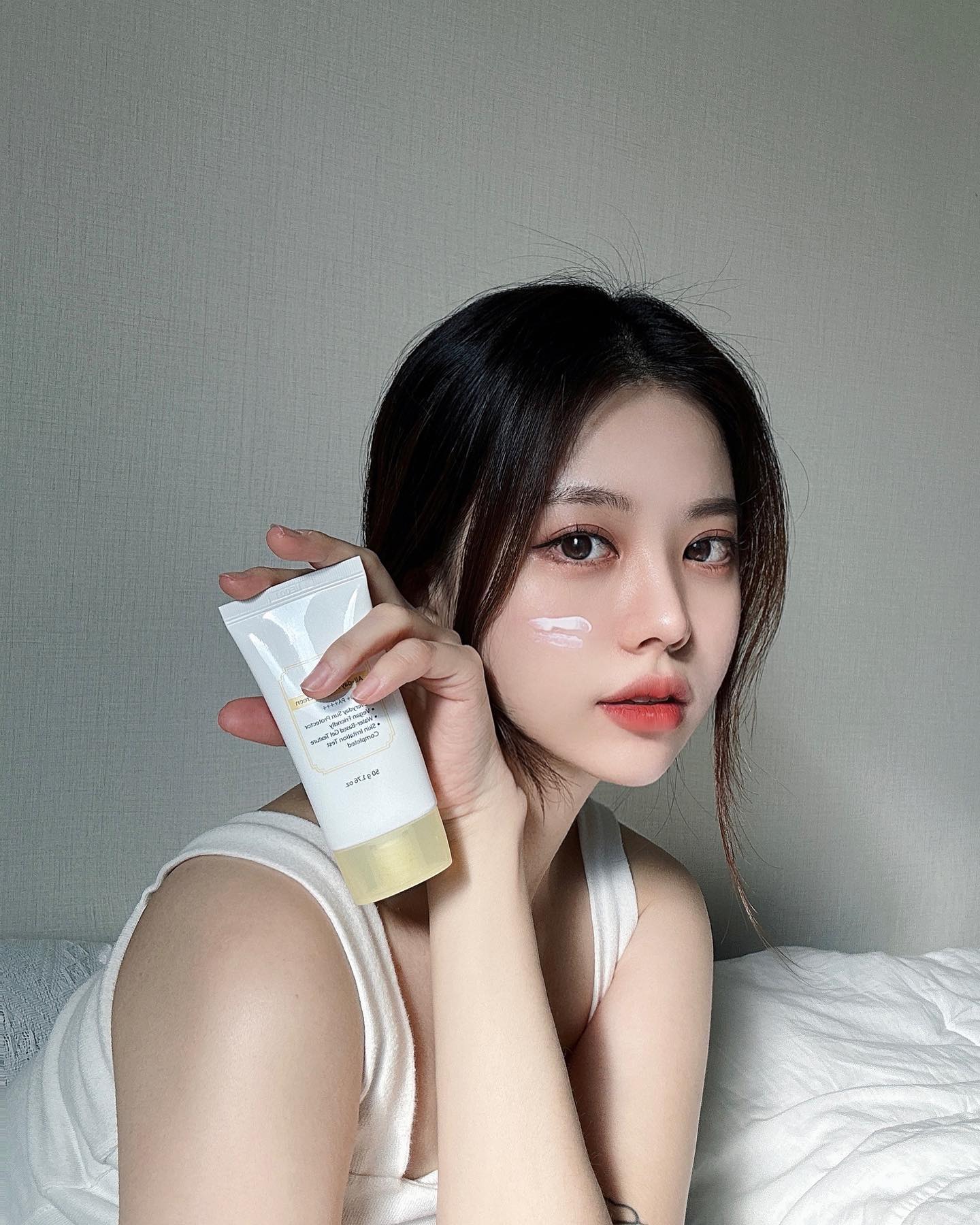 #제품제공 dear_klairs 
자외선은 기미와 잡티,노화의 주범인거 아시죠? 
겨울에도 선크림이 필수인데 
산뜻하고 수분 촉촉 성분까지 좋은 디어 클레어스 제품‘#올데이에어리선스크림’을 소개해보려고 합니다✨

🌱 부드러운 발링성으로 매일 바르기 좋아요.
🌱번들거리지 않고 끈적임 없어요. 메이크업 전 발라도 밀리지 않고 좋아요!
🌱여드름성 피부도 부담 없이 사용할 수 있어요.
🌱백탁 없는 유기자차 선크림이라 내피부색 그대로~
🌱SPF5O+ PA++++으로 강력한 자외선 차단력👍🏻
🌱안심하고 사용할 수 있도록 6개의 인체 적용 시험 완료했다고 합니다!
.
.
.
.
.
#선크림#선크림추천#올리브영추천템#클레어스#협찬#klairs