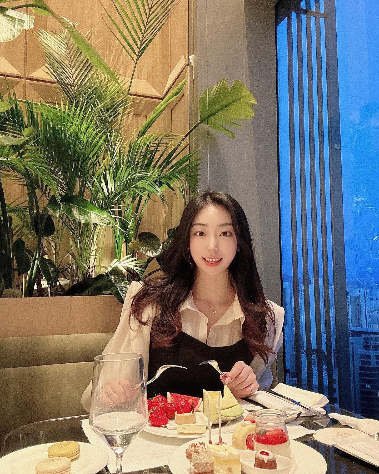 뷰도 넘 좋고🤍
음식들도 쵝오였던
조선팰리스 ‘콘스탄스’
.
.
음식 가짓수가
너어무 많아서
하나씩 맛보기에도 바빴던…
.
.
그래도 멋진 뷰보면서
음식들을 즐기니
행복 그 자체🥰
.
.
행복한 주말디너와
예쁜 꽃다발까지🌹
감사합니당💕
.
.
.
#조선팰리스#조선팰리스뷔페#서울강남뷔페#뷔페맛집#콘스탄스#콘스탄스뷔페디너#콘스탄스뷔페#일상#사진#일상사진#일상스타그램#좋아요#소통#소확행#힐링#행복#주말디너#음식사진#드라이브#주말데이트#호텔뷔페#맛집#이벤트#뷰맛집#배부름#여유로운#행복그자체