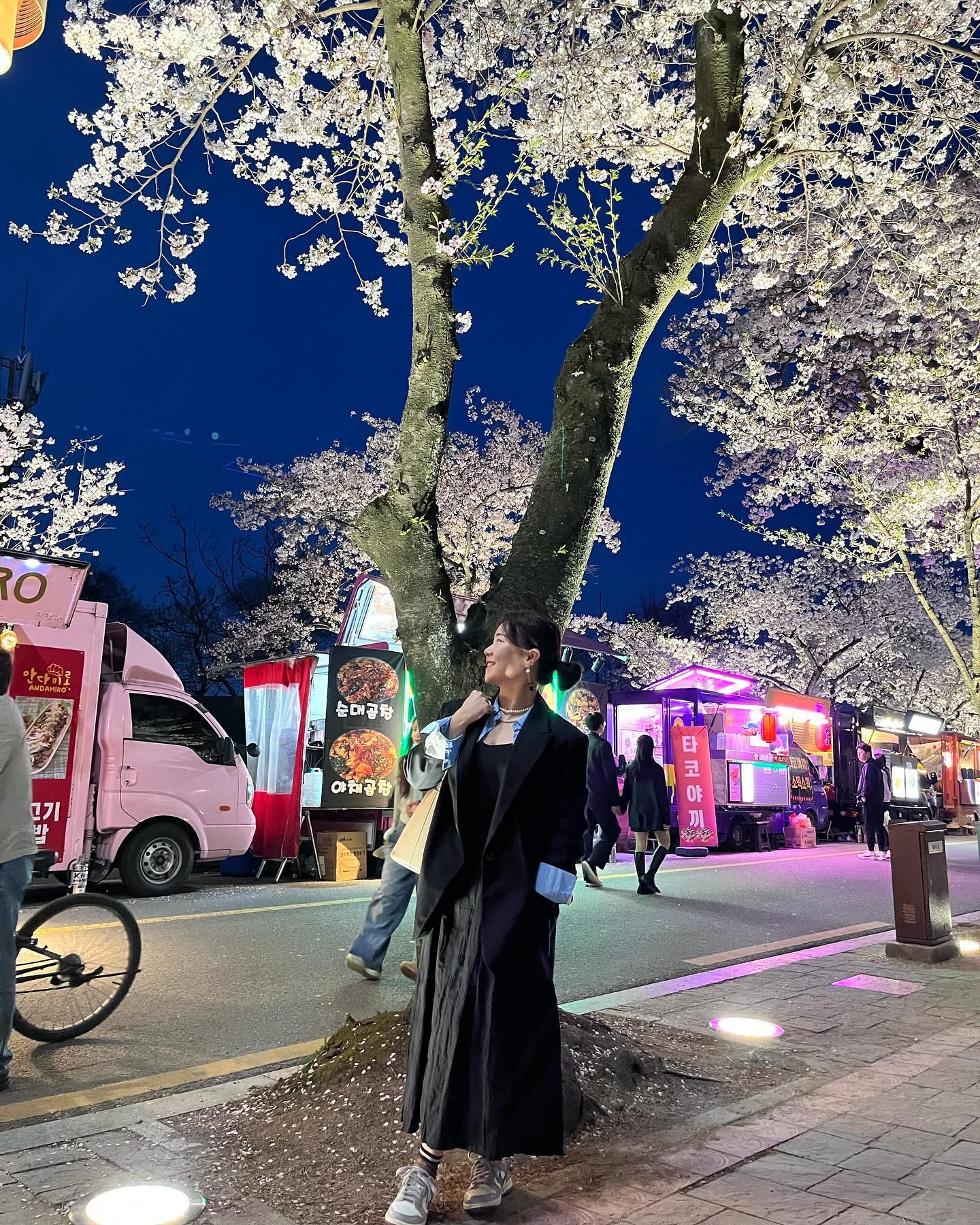 밤 벚꽃 🌸

행복한 경주 나들이,
마음 맞는 사람 만나는게 참 어려운데
요즘은 감사한일이 많다 ❣️

금요일 오빠따라 경주와서 
주말까지 알차게 보내고,
좋은곳에서 좋은분도 만나고,
너무 알차고 행복한 2박 3일