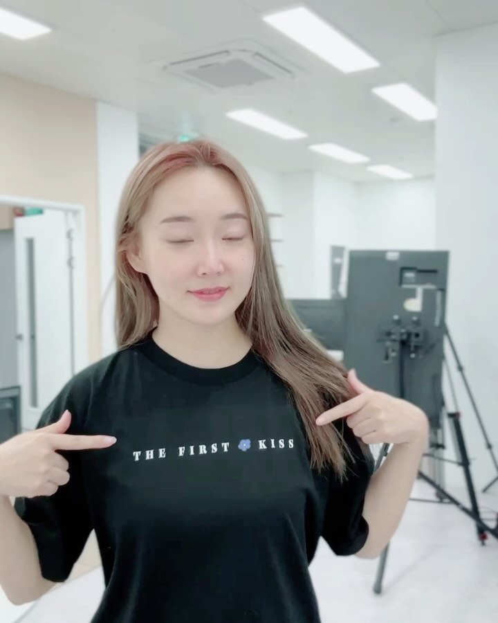 #제작지원 🧡

신상 티셔츠 겟하는 방법!

열정갤러리 가야겠어,
안 가야겠어? 😤

전시를 좋아하는데
큐레이터가 없으면
어려운 작품도 있잖아요.

핫핑크색 글씨로
써진 박찬걸 작가님의
이번 전시에 대한 설명을 읽는데
너무 공감이 되는 거예요.

사랑과 관능을 이분법적 사고로
나누는 점에 대한…. 제 생각과 
일치해서 작품이 더 갖고 싶어요.

그… 가방보다는 저렴한데
집들이 선물 해주실 분?
ㅎㅎㅎ 

갤러리 입구에 작품 가격이
공개되어 있는 것도 좋았어요.

8/6까지 전시인데
티셔츠는 전세계 선착순 300명뿐이니까
원하는 디자인, 사이즈 겟하려면
서두르세요.

💟💟💟

#열정갤러리 #열정코리아 #passion #최나리작가 #박찬걸작가 #erotism #에로티즘 #갤러리 #전시 #송파구갤러리 #이벤트 #후기이벤트 #전시관람후기 #박찬걸 #최나리 #티셔츠 #한정판 #열정국밥 #올림픽공원 #parkchangirl #choinari #열정엠버서더