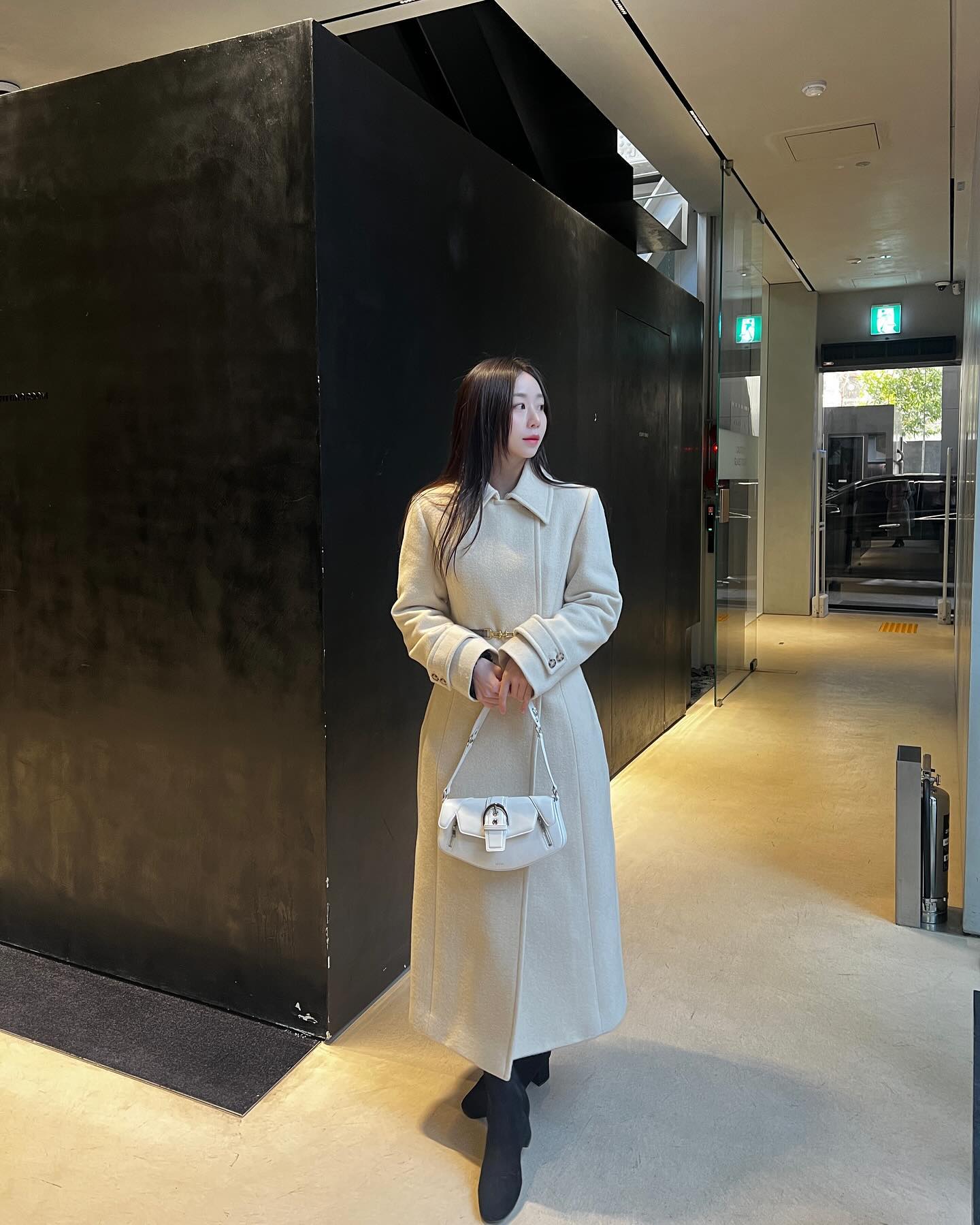 KUMÉ
원피스처럼 잘록한 허리라인과 고급스러운 벨트 포인트까지,
Double Breast Slim Wool Coat with Leather Belt, Light Yellow