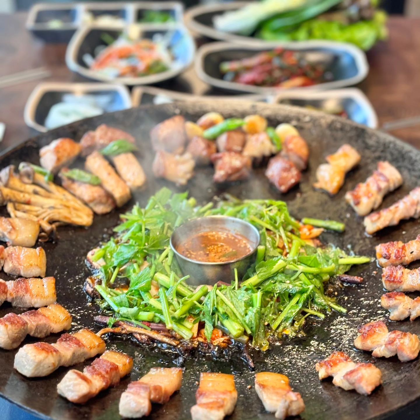 비주얼 끝내주는
제주흑돼지 가마솥 구이!

#서귀집 다양한 흑돼지 특수부위를 한 솥에 즐길 수 있는 서귀포 맛집. 사장님께서 초벌 구이를 하고 가마솥에 예쁘게 세팅해서 내어주셔서 비주얼도 폭발적이었고 먹기에도 편했다. 그리고 한솥에 항정살이나 돈마호크 등 평소에 따로 주문해야만 먹을 수 있는 부위들이 다 들어 있어서 다양한 부위를 맛볼 수 있는 것도 장점이었음! 푸르른 뷰도 좋아서 더욱 식사가 즐거웠다. 

.
.

#서귀포고기맛집 #서귀포흑돼지맛집 #서귀포시맛집 #제주토평동고기집 #제주서귀포흑돼지맛집 #서귀포맛집 #제주도서귀포흑돼지맛집 #서귀포맛집추천 #칼호텔맛집 #서귀포칼호텔맛집 #서귀포고기집#제주흑돼지맛집 #서귀포흑돼지