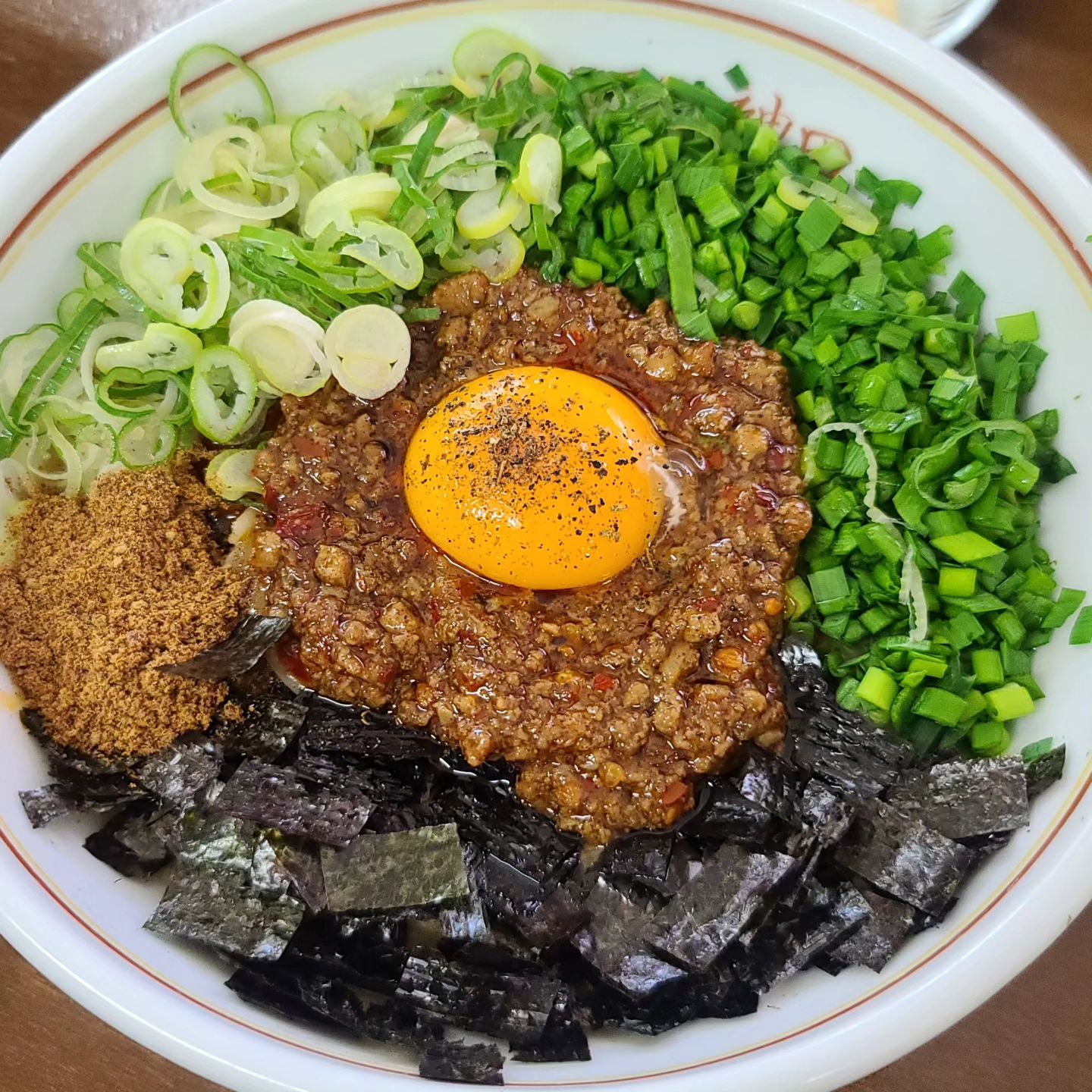 #부평 #칸다소바
요즘 마제소바 많이먹으러들 다니길래
나도 먹으러 와봤다

#마제소바 
동경식이라 일본에서도 판매하는곳이 많지 않다던데 
면도 탱글하고 맛있었다
약간 타코야키의 면요리화?
신이가 마지막에 식초를 너무 많이넣어서 너무 셔🥴

#돈코츠라멘
도쿄칸다 라멘대회에서 우승한 #라멘 이라더니
국물도 스프같이 걸죽하고 신기했다
다만 돼지냄새가 나서 다 먹고나서 입도 텁텁하고 느끼했다
우리입맛에는 맞지않았던걸로

한번밖에 안먹어봐서 맛이있는건지 아닌건지 잘모르겠다