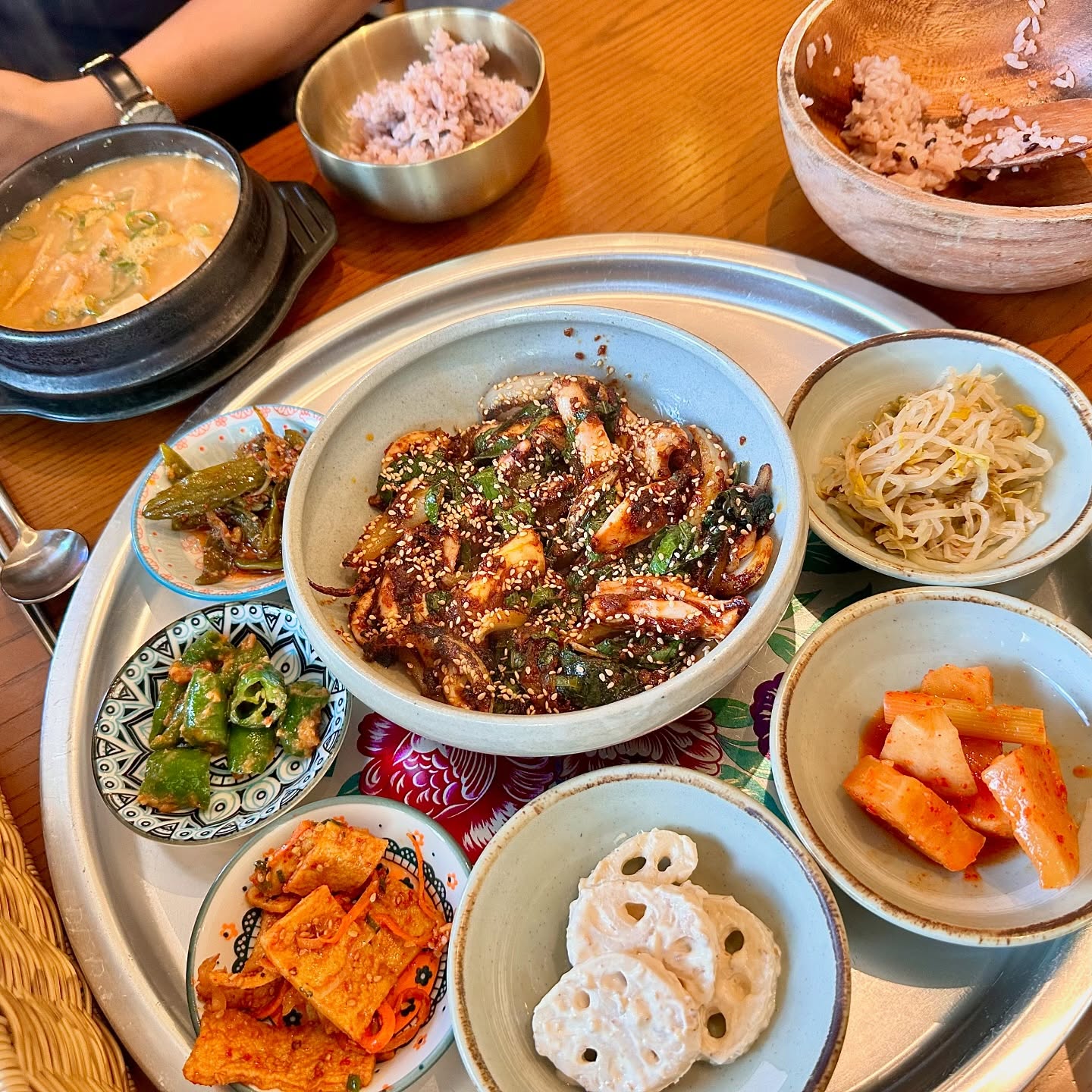#수지구청 #할머니의부뚜막

수지구청근처 맛집 할머니의 부뚜막에 방문
아기자기한 우드톤의 가게로 따뜻한 느낌이 물씬
점심시간쯤 방문을해서 그런지 웨이팅이..😳
정자동에 2호점운영으로 자차이용하시는 분들은 정자직영점으로 방문안내문구도 있더라구요📝

저는 청국장백반이랑 오징어볶음으로 주문🛎️
옛날 느낌나는 은쟁반에 기본찬이 들어오고 밥은 큰그릇에 나와요
기본찬찬부터 자극적이지 않아서 제 입맛에는 완전 굿굿👍🏻
청국장도 깍두기처렁 큰 구부가 숭덩숭덩 들어가 있고 짜다라고 생각이 들지 않고 
정말 청국장의 구수하다~라는 그맛이 딱 느껴져서 
왜 청국장맛집인지 알겠더라구요😋
불고기가 땡기지 않아서 부뚜막정식이 아닌 오징어볶음추가로 주문을 했는데
은은한 불향이 올라오면서 탱글한 어징어의 식감이 좋았어요

2024 블루리본서베이에도 수록된 맛집이니 맛이야 말모말모☺️
엄마집밥이 새생각나게하는 청국장맛집 할머니의 부뚜막👍🏻👍🏻👍🏻

📍할머니의 부뚜막
📍경기 용인시 수지구 풍덕천로 188-1

#수지구청 #할머니의부뚜막 #청국장 #오징어볶음 #백반 #용인 #용인수지 #용인수지맛집 #용인맛집 #수지구 #수지구청역 #수지구청맛집 #수지구청역맛집 #수지구맛집 #수지맛집 #청국장맛집 #백반맛집 #백반기행 #동네맛집 #점심메뉴 #블루리본 #블루리본서베이 #맛집추천 #먹스타그램 #내돈내산 #내돈내먹