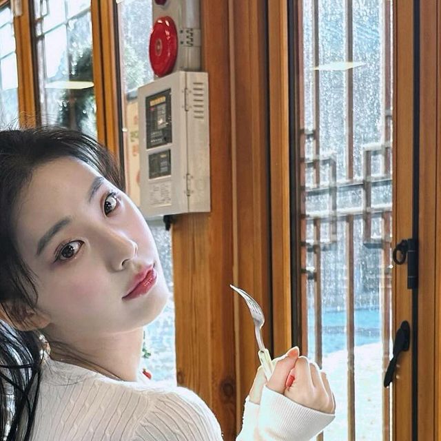 아라 on Instagram: "#광고 행궁동카페 카페도화 다녀왔슴둥 ☃️ 디저트 너무 맛있고 크리스마스 느낌 낭낭 포토스팟이 많아서 사진 찍기 좋고 자리도 많아서 올 겨울 행궁동 데이트 장소