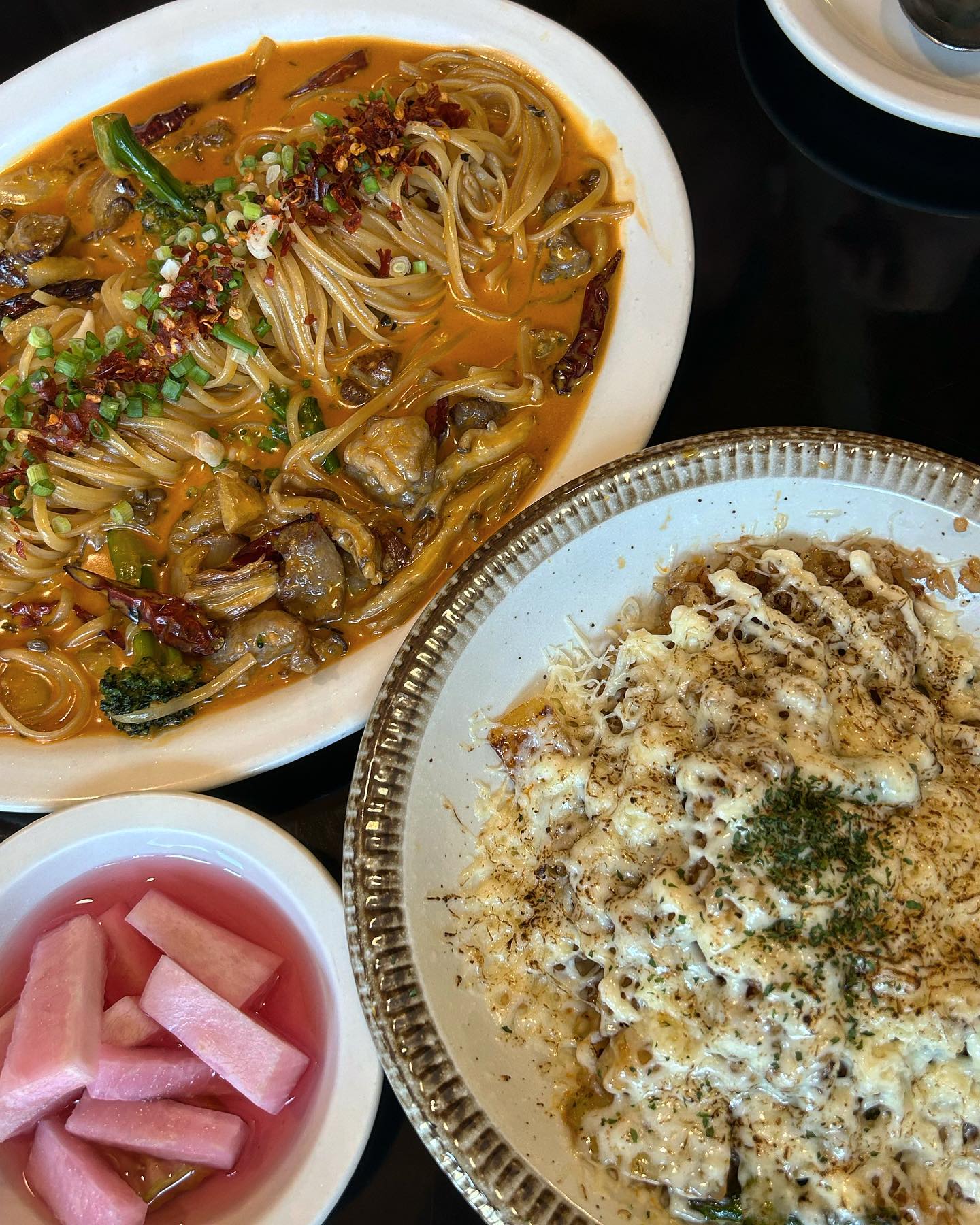 🍽️경주 황리단길 #1994다이닝 🍽️
🍴1994파스타 13.0
🍴마늘쫑갈비필라프 14.0

평점: 🌕🌕🌕🌕🌘

경주 여행 갔다가
완전 대만족하고 온 파스타 맛집 !! 🫶

🖍️맛
1994파스타
매콤한 로제크림 파스타인데
적당히 맵고 면에 소스가 잘 베어있어서
근래 먹은 파스타 중에 젤 맛있었다:)

@마늘쫑갈비필라프
위에 치즈를 토치로 그을려서 
불맛이 확나고
간장베이스에 필라프랑 달달하면서
감칠맛이 나서 계속 먹게 되는 맛 !

두개 조합으로 같이 먹으면
왕 맛있다 🤲

🖍️위치
황남동 308-8( 황리단길 위치 )

🖍️영업시간
매일 11:30-21:00

#경주맛집#경주맛집추천#황리단길맛집#황리단길맛집추천#먹스타그램#맛스타그램#먹스타맞팔#먹팔#파스타맛집#파스타추천#리조또추천#필라프맛집#필라프추천#옐미in경주