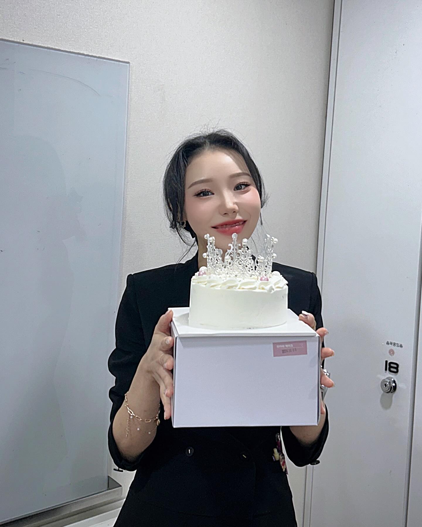 -
𝐵𝑖𝑟𝑡ℎ𝑑𝑎𝑦 𝐷-1 🎂
밥 먹다 생일 초 불었지만 행복해 ✨