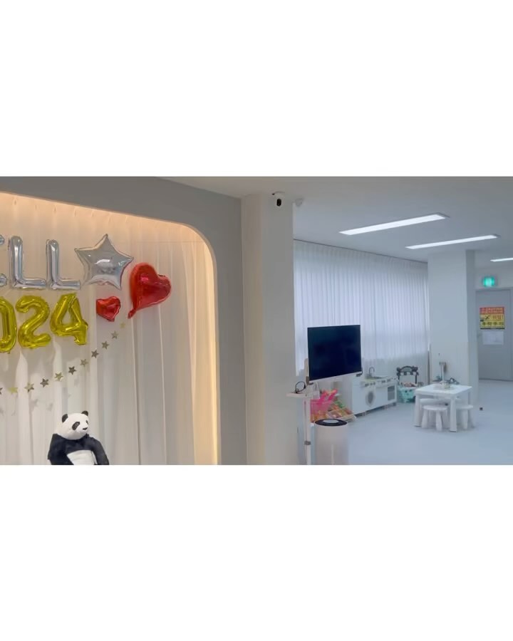 #광고

지아가 제법 안정적으로 걷기 시작한 후부터 매주 키카 출석도장을 찍고 있는데요, #두리세시 키즈카페 초대를 받아 다녀왔어요^̂^̂

지아가 재밌게 놀수있는 곳이라면 어디든 출동🚗
무인으로 운영되는 두리세시는 단독층 사용이라 더 프라이빗한 느낌이였어요〰️ 채고채고👍🏻 

오픈한지 얼마 안되어 공간이 엄청 깨끗했어요🩵🤍(아이들이 노는 곳이다보니 요즘 이런게 주로 보이더라구요😆)
그리고 다른 곳에 비해 넓어서 아기들이 마음껏 돌아다니기 딱 좋더라구요😍 보통 공간이 넓으면 아이들을 계속 따라 다녀야하는데, 여긴 기구 동선이 너무 잘되어있어서 한눈에 다 보였어요❗️

바닥전체에 매트가 깔려있어서 아이들이 뛰어다니고 바닥을 기어다녀도 안심이 되더라구요〰️ 
40평대의 넓은 공간에 예쁘게 꾸며진 포토존과 파티의상, 각종 장난감, 레트로 게임오락기, 주방놀이, 정글짐 등등이 있어서 전혀 좁지 않았고 놀거리가 많아서 아이들이 쉴틈이 없겠더라구요😍 

저흰 만족도가 너무 높아서 다음에 또 놀러오려구요🤩👍🏻

🏷️장소 문의 duri_sesi 

#목동키즈카페 #목동키즈룸 #양천구키즈카페
