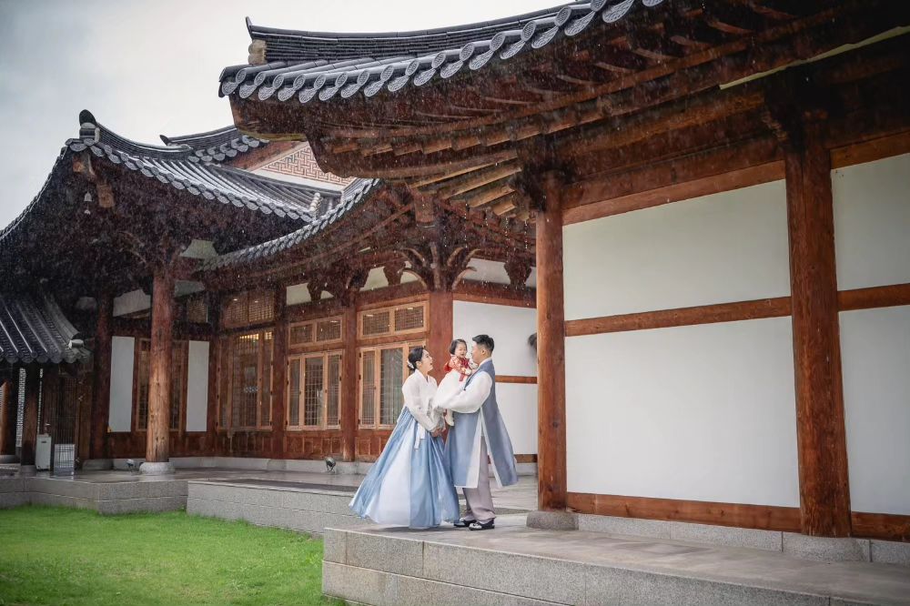 #돌끝맘 

야외촬영인데 비는오고 도니는 찡찡거리고
역대급으로 힘들었던 촬영📸

이래서 다들 둘째는 돌잔치 안하나?
생각이 계속 들만큼 힘들었따,,,,ㅎ

좀 더 화려하고 다양하게 하고 싶었는디
비가와서 망,,,,,,,

가족끼리 조촐하게 했는데도
이르케 힘든디 다들 돌잔치 어케하는지
대단쓰,,,🥹🥹🥹

오늘인것 같지만 9월20일 한달넘게 걸려서 받은 스냅~~~♡ 

#경원재 #돌잔치 #돌스냅 #돌준맘 #돌끝맘 #20230920