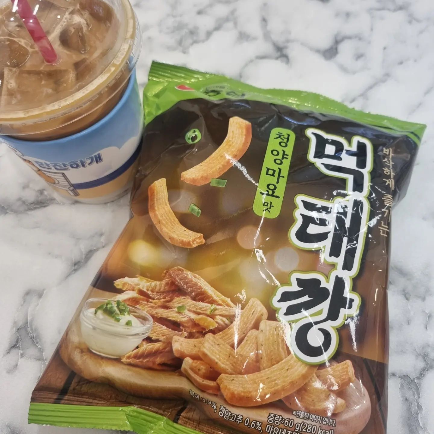 요즘 구하기 힘들다는 #먹태깡 
#먹태깡청양마요맛🌶️ 

우연히 구해서 맛보았는데~

달고짭짤하고 매콤한 맛!  짬뽕된 맛?🙄

아이스라떼랑 먹으니까 맛있다는~🥤

새로생긴 복합쇼핑몰에 구경갔다가 

크림들어있는 도넛, #도나스윤도 맛있었다. 특히, 초코크림들어있는 도너스 최고 맛도리👍