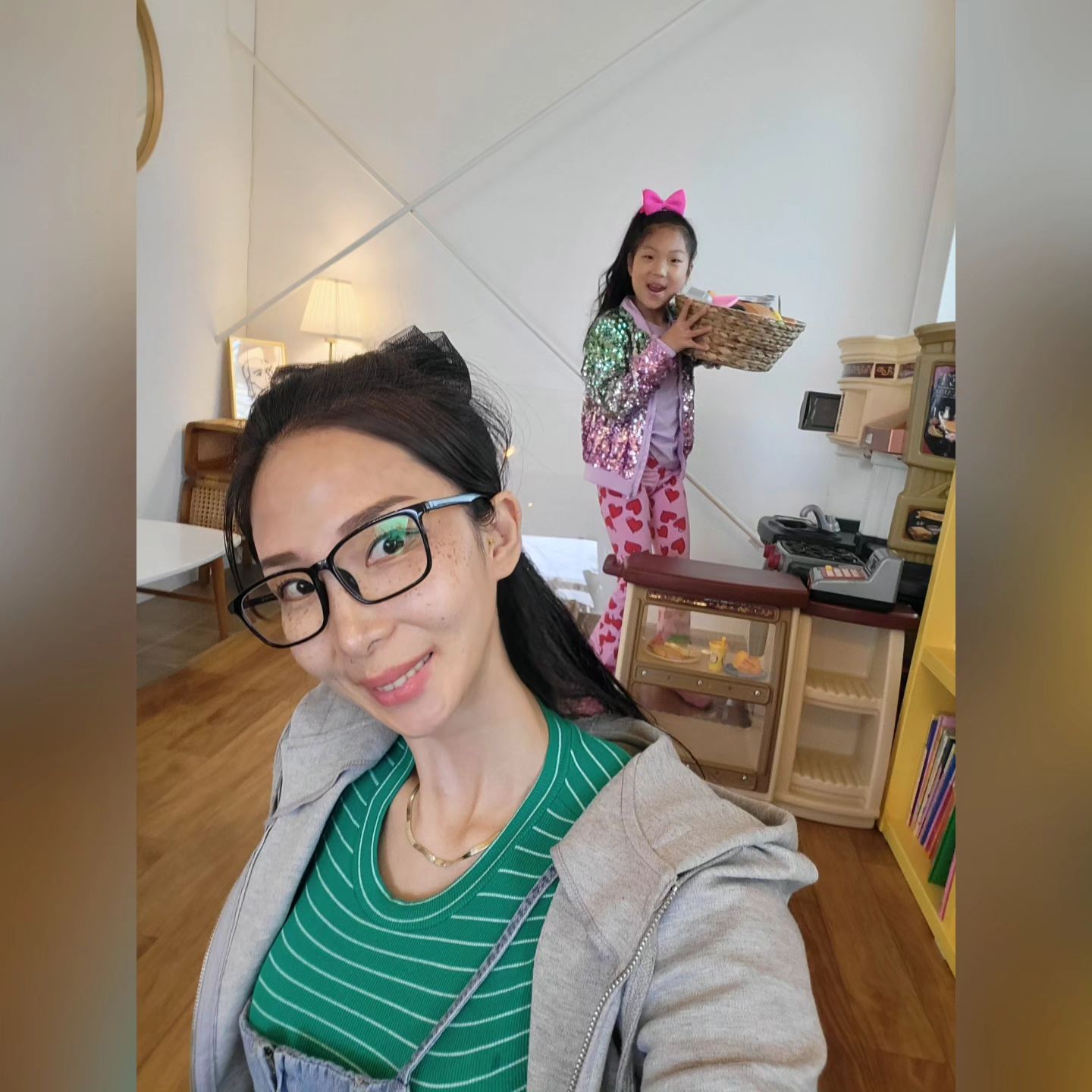 #애지중지귀하디귀한외동딸
#바오밥나무카페
#쿠킹클래스#반반피자만들기
 범찌 2근출근😂 
예찌랑 어제예약해논 피자만들러
비오는날  외출하기 ㅎㅎ
비오는날 너무싫지만 
어린이날을 그냥 집에서 뒹굴기는 
더 싫어서 일단 나왔는데ㅎㅎ
 예찌랑 어떤날 어딜가던 다좋네🩷

( tmi) 내피부ㅋㅋ잡티레이저해서 점순이 ㅋㅋ