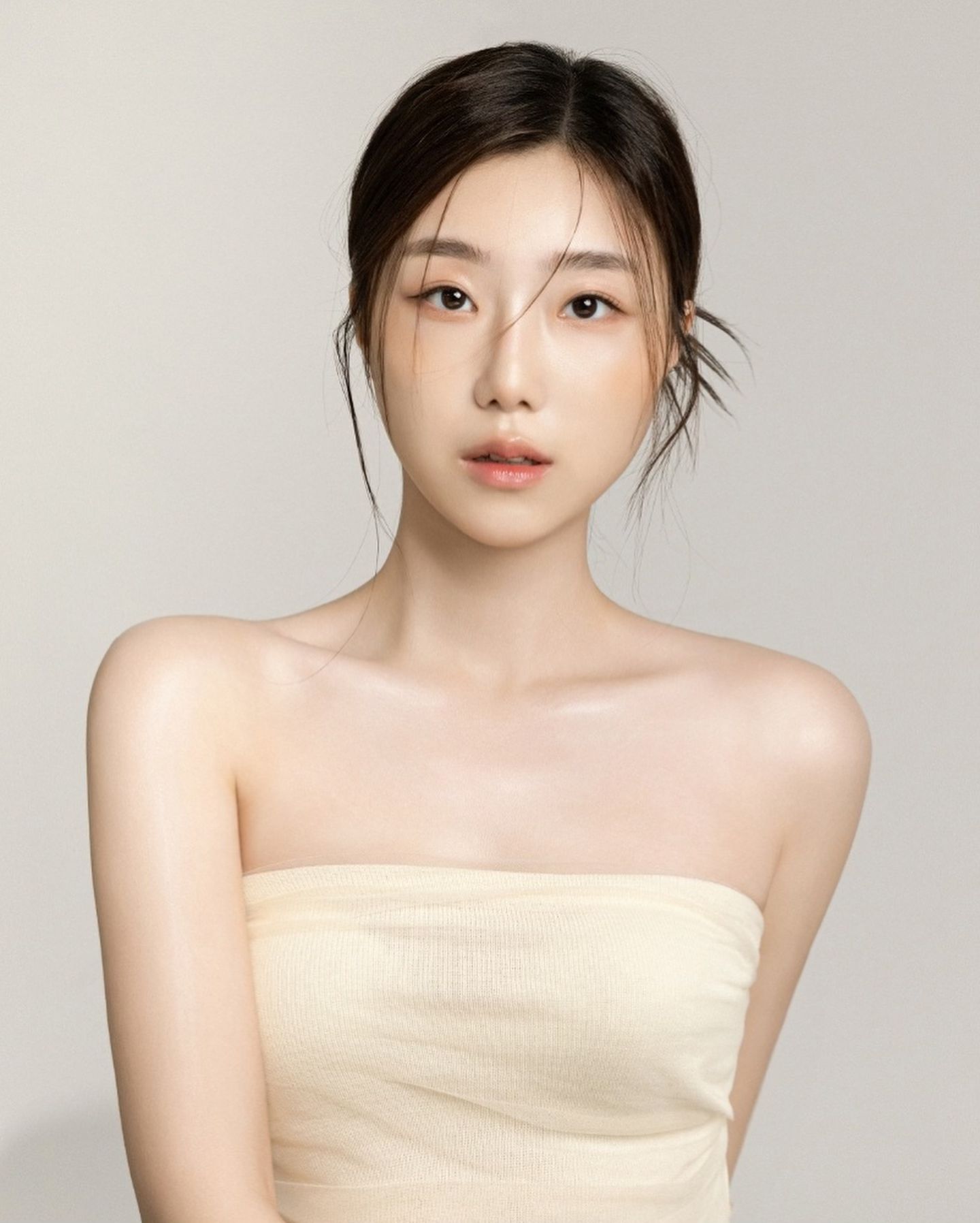 가순작가님과는 처음 작업을 해봤어요🐣
고급스럽고 따뜻한느낌을 담아주셨는데
스튜디오 오늘 하면 떠오르는 푸른 컬러감이 아니라서 
더 색달랐답니다! 
웜톤 느낌도 마음에 쏙 들어요💕

가순작가님은 첨단점에 계신답니다

#증명사진 #광주증명사진 #프로필 #광주프로필 #광주프로필사진 #뷰티화보 #뷰티촬영 #전남대사진 #광주사진 #광주사진관