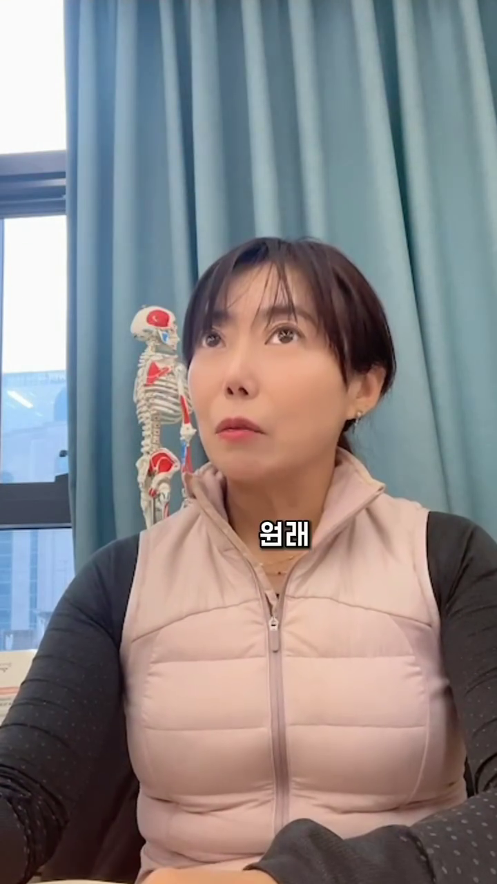 합계는 6만원
나는 3만5천원을 생각하고
내가 만원 더 낼께라고 했다

상대는 나에게 현금 2만원을 주더라
나머지 5천원의 행방은?

그가 나에게 2만 5천원을 줘야
내가 만원더 내는거 아닌가?

#핫한논쟁
#만원더낼께논쟁
#4만원과2만원
#3만5천원과2만5천원