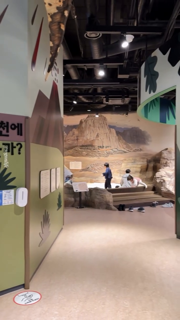 초등방학체험 지구의 생태계에 대해 알차게 배우고 체험할 수 있는 경기북부어린이박물관! 어과동 어린이 기자로 기자증까지 메고 갔더니 더 적극적! 
압도적인 스케일로 입이 떡 벌어진 클라이밍존 브라키오 사우루스 몸속 체험은 꼭 해보세요~ 회차별 선착순 20명 이에요. 서둘서둘 ~ ♥

#초등방학체험 #초등체험 #어린이박물관 #경기북부어린이박물관 #경기북부박물관 #경기도북부박물관 #생태계체험 #어린이기자 #어과동어린이기자 #어과동기자단 #기자의체험 #공룡화석