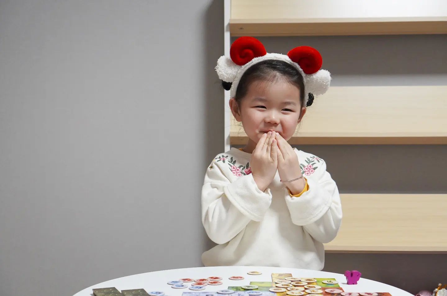 #제품제공 #행복한바오밥 #드래고미노

애봉이, 이모, 엄마 이렇게 3명이서 게임을 진행했는데, 
원래는 시작도미노를 각자 가져와서 개인 땅을 넓혀가며 탐험을 시작하는데 애봉이는 넓은땅을 만들고싶다며 다같이 가운데서 힘을 합치자고 하더라구요,. 처음부터 게임 룰 변경하기 있음?!?!?ㅎㅎ

아기공룡이 적게는 1마리부터 많게는 2~3마리까지 나왔었는데,. 애봉이, 의외로 암산도 되더라구요!?!?ㅎㅎ

​요즘 수학워크지 너무 하기싫어서 글씨가 아주 삐뚤빼뚤이던데 보드게임하면서 은근히 연산연습 하고있는중 :)
엄마 개이득!?ㅎㅎ

#사고력보드게임추천 #보드게임 #엄마표놀이 #보드게임추천 #놀이학습