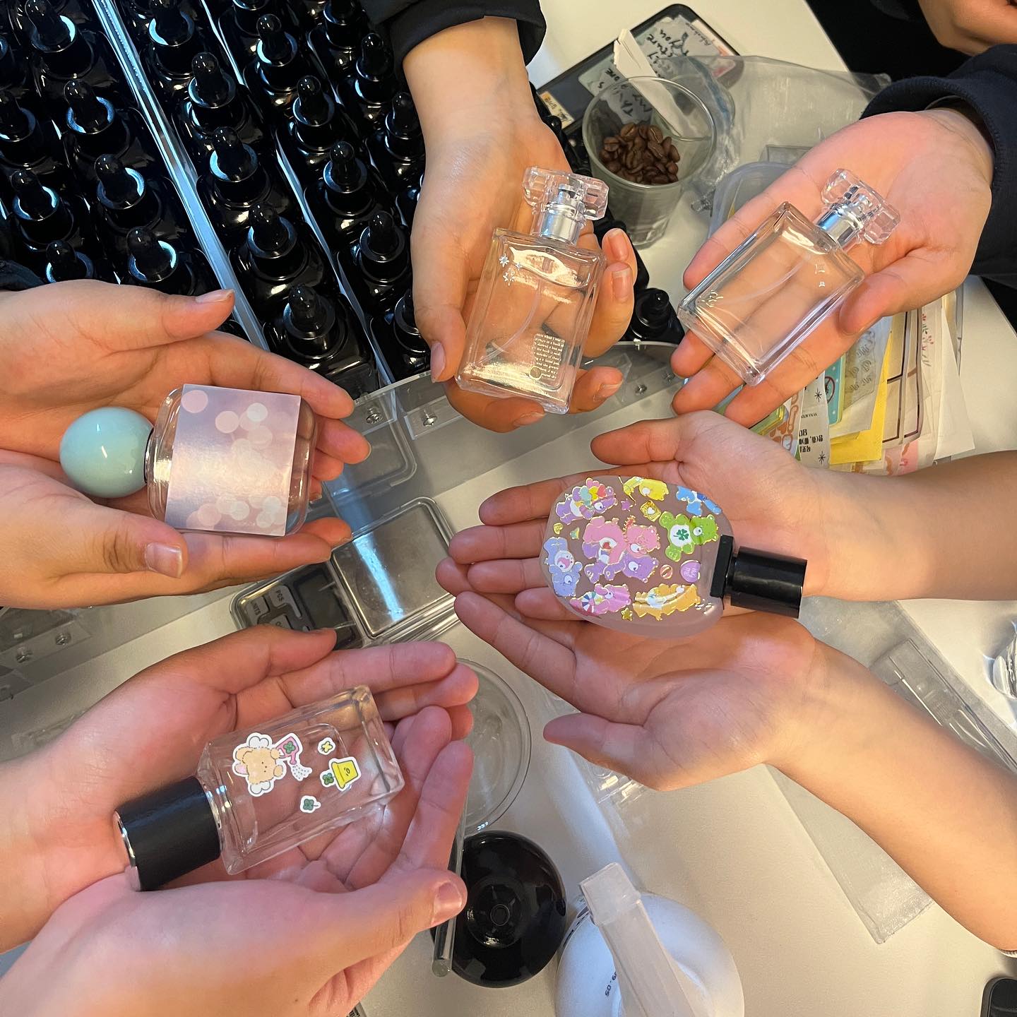 목여중 친구들과 두번째시간💕

저번주에 오시고 담당선생님과 친구들이 너무 만족해주셔서 선생님께서 다른친구들과 재방문해주셨어요❣️

저번이랑은 분위기가 완전 다른 텐션 업👍인 친구들과 함께해서 계속 수다떨며ㅎㅎㅎ 시간가는줄 모르고 진행했어요~

다음번에는 다른반 친구들이 오는데 그 친구들은 또 어떤 분위기일지 설렘 가득입니다🥰

-

✔️안내✔️
12월 27일부터 24년 1월 1일까지 유나쌤은 워크샵, 동계휴무로 쉬어갈께요!
대신 든든한 준서쌤이 공방을 지켜주실꺼에요!💪🏻

🍀빠른 예약, 클래스 문의는 네이버“유나공방”📲

-

#목포 #목포공방 #유나공방 #목포향수 #목포원데이클래스 #목포데이트 #목포여행 #목포가볼만한곳 #목포핫플