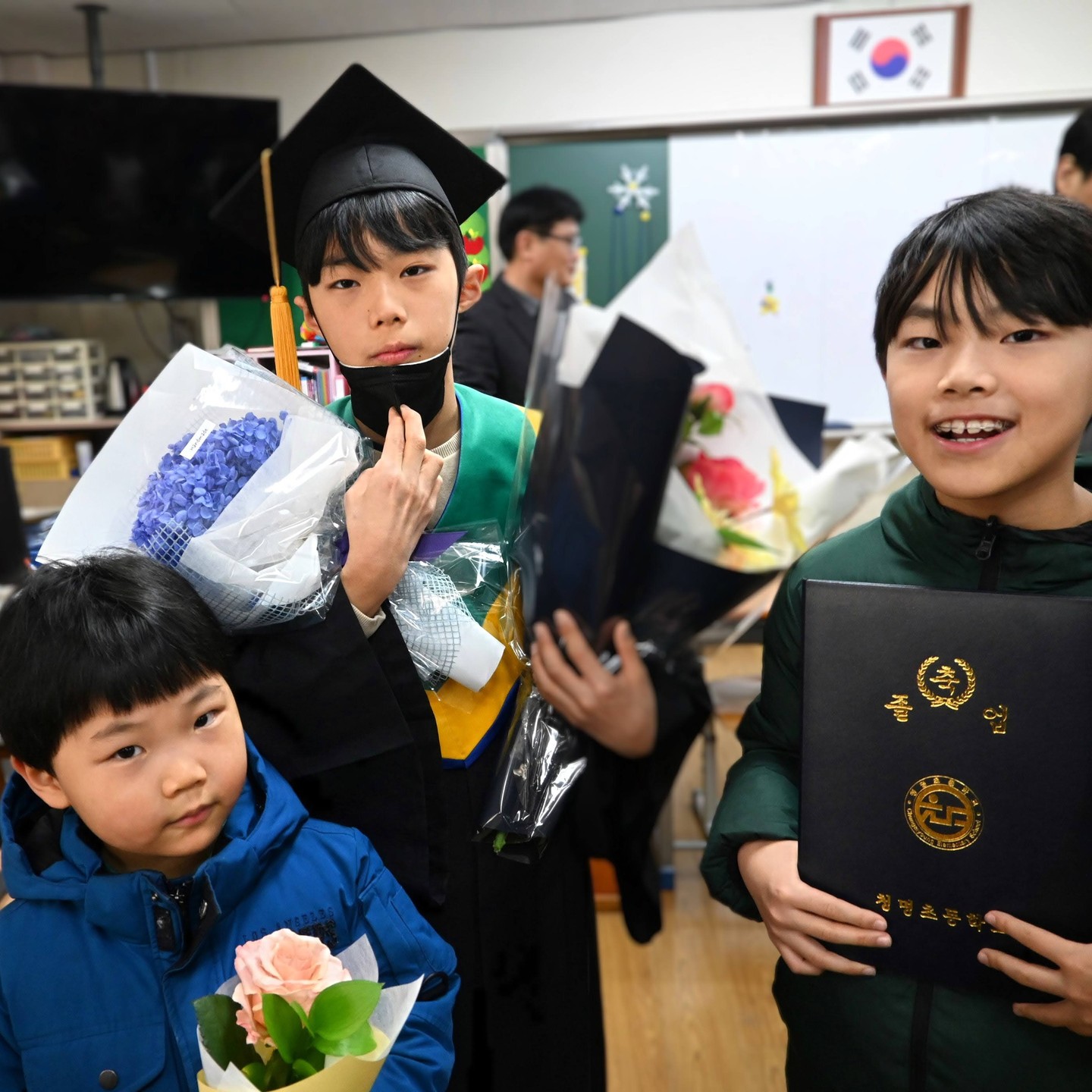 오늘 첫째 이든이 초등학교 #졸업식 
동생들하고 교실에서~
요즘은 유치원부터 학사모를 계속 쓰네.. ㅎㅎ
초등학교 입학하던 때가 기억나는데 ㅎㅎ
이제 중학생이구나... 정말 많이 자랐네..

#초등학생 #졸업식 #졸업 #중학생 #예비중학생