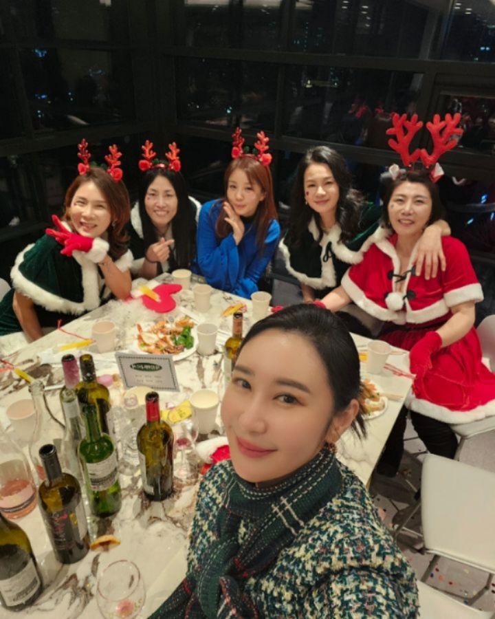 #한양대학교 #시니어모델
#6기 선생님들께서 준비해주신 #송년회

영시니어모델학과 6기 영원하라♡

하나하나 영상으로 담지 못하는 아쉬운 마음이 크지만 준비하신 모든 것 가슴속에 담았습니다.

마무리하는 23년 행복한 시간 선물 주셔서 진심으로 감사합니다.

디테일까지 완벽한 프로그램과 감동적인 화합,열정에 기립 박수 올리며 임원진분들과 
6기 선생님들 정말 고생 많으셨습니다.

💥헌신과 희생은 자신의 발전과 실력으로 
보상 받으리라 믿습니다.존경합니다.사랑합니다♡ #메리크리스마스