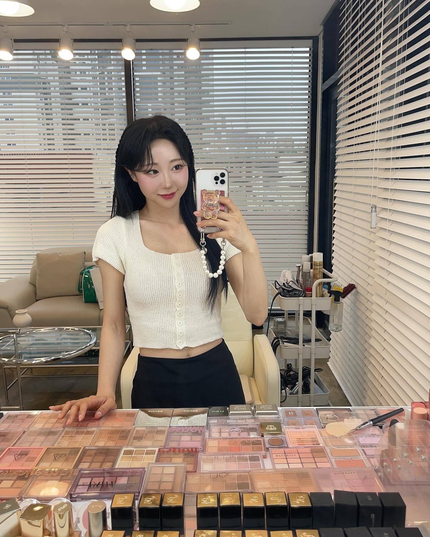 다들 독감조심하세요😭😭❤️
이번 설날부터 몸이 너무아파서 아무것도 못하고 연휴라
병원도 못가고 끙끙 앓다가 연휴 끝나고 병원갔더니
독감이라며..😷
어쩐지 너무 아픈데는 이유가 있더라구요😂
2주간 요양하고 났더니 이제서야 좀 살아나는 느낌입니다!ㅎㅎ
이번 독감 너무 쎄던데 다들 독감 조심하세요🫶🏻
사진은 한창 촬영다녔을때 헤메 받은날🩷
