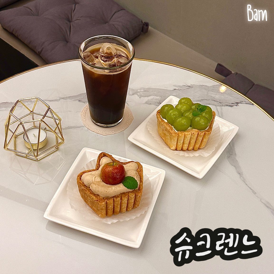 #협찬 #슈크렌느 
슈크렌느
📍서울 마포구 월드컵로11길 80 1층
📍11:00~21:00 / 월요일휴무

[menu] 
요거트에 샤인머스캣 왕관파이 8.7
홍차에 사과 왕관파이 8.7

예쁘고 맛있고 다하는 망원동 신상 #디저트맛집‼️
과일 왕창 박힌 상콤달달 디저트가 땡긴다면 무조건🥹

망원에 새로 생긴 디저트 카페 슈크렌느!
인테리어는 감성있고 샤랄라한 느낌으로 기분까지 좋아지더라고요! 
요즘 과일크림 디저트가 땡겨서 샤인머스캣 사과 주문헸어요! 
그냥 과일 왕창, 크림 왕창, 파이지 바삭 그자체..🫶🏻 

#요거트샤인머스캣파이
프레쉬하고 달달한 샤인머스캣과 요거트 크림이 잘어울리고
느끼지하지 않아서 물리지 않더라구요🍇

#홍차에사과파이
진하게 우린 얼그레이 크림과 새콤달콤 씹히는 사과의 만남! 
크림이 부드러워서 술술 넘어가더라구요🍎

비주얼도 맛도 완벽해서 아마 곧 줄서야하지 않을까 싶을 정도로 취저ㅠ 
선물하기에도 너무 좋을 것 같더라구요! 왕왕 추천!! 

 📂 #밤돌깨비 #밤돌깨비X슈크렌느 #홍대카페 #망원카페 #망원카페추천 #망원카페투어 #망원디저트 #망원디저트맛집 #파이맛집 #왕관파이 #예쁜카페추천 #카페 #카페스타그램