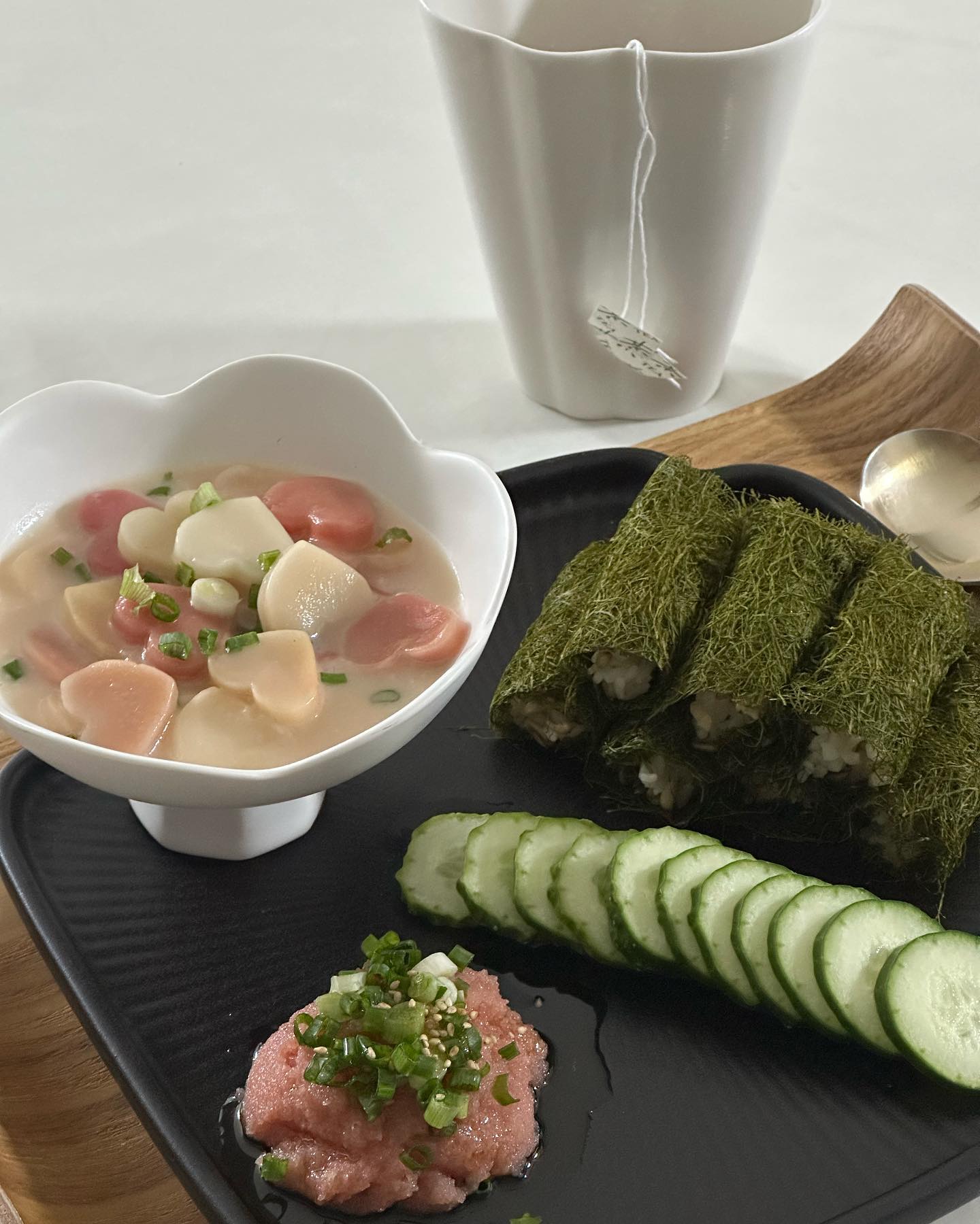 _🧑🏻‍🍳

꿀 주말☺️

냉장고뒤져 감태. 명란꺼내고
하나있는 오이썰어두고
예쁜 하트떡 꺼내 진한 사골육수에 떡국❤️

#혼점
#털면다나와
#감태김밥
#떡국