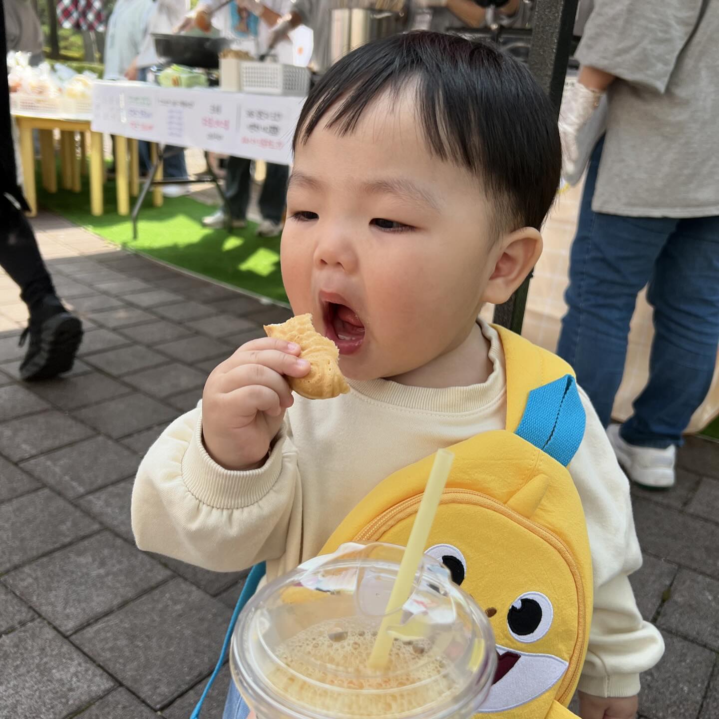 귀여운 먹깨비 시장놀이 🤭😍 너무 졸린데 계속 들어가는 붕어빵! 몇개를 먹은거 ㅋ̤̫ㅋ̆̈ 시장은 역시 먹으러 가는거찡 😘🌻 장난감이랑 싱싱한 채소도 득템 ~~ 날씨가 너무 좋아서 햇볕쨍쨍 더웠지만 울아가랑 함께해서 행복 💛🧡 

#시장놀이 #아나바다마켓 #숲속리가어린이집 #아기먹방 #육아스타그램 #먹스타그램 #맞팔 #좋아요
