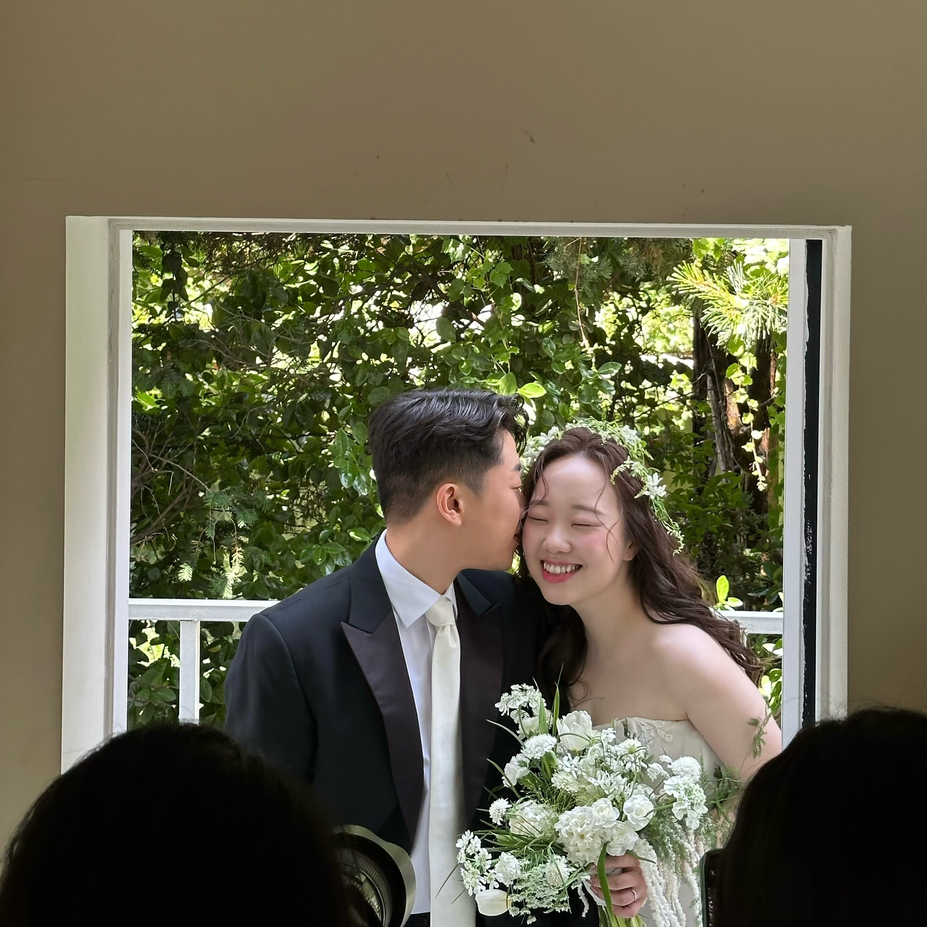 ⠀
결혼 준비에 있어 헤어 변형의 효능
체력 개선, 허약체질 개선, 혈액 순환, 면연력 강화, 빈혈 예방, 시력개선, 피부 미용, 노화방지 등 ...
⠀
헤어 변형 없음 촬영 오케합니까. 결혼하신 유부 SBN들이 한목소리로 외치는 말,,,, 헤변은 후회 없다,,, 믿습니다 헤멘,,,,,,,,,
⠀
엘루스제이 표지현실장님이 말아주는 헤어 변형은 진짜 맛도리 그잡채인데요? 제 스보 보시고 알아서 요리조리 두상에 맞게 잘 말아주셨습니다,, 제가 기가 빨려 맛탱이가 가있을때 즈음엔 민지언니랑 세영부장님이랑 속닥속닥 회의하시더니 알아서 작품을 만들어주셨다구요,,, 폭룡적인 헤어 베리에이션,,,,,,,, 결혼식은 왜 한번만 촬영하는지,,,또 부르고파,,,, 지현실장님 ,,,,,,
⠀