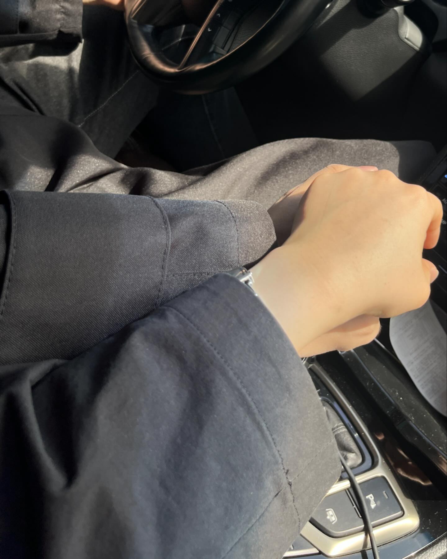 ⠀⠀⠀⠀⠀⠀⠀⠀⠀⠀⠀⠀⠀⠀⠀⠀ 
2024, 3월 닫으며✍🏻

1. 가끔은 세상이 내 해답을 받아칠 때도 있다. 받아들이기로 한다. 

2. 그럼에도 불구하고,라는 말을 더 많이 좋아하게 됐다. 나는 어떤 이유를 막론하고 그럼에도 불구하고 사랑하는 법을 배웠다. 배운다. 마법과도 같은 사랑은 있었다, 고 나는 언젠가 만날 나의 찰리에게 말해줄 수 있을 것 같다.

3. B와 하루 24시간을 함께하게 됐다. 우스갯소리로 제도에 묶인다고들 하지만, 묶여도 좋을 만큼 나는 그 애를 사랑하고 그리하여 우리는 결혼하기로 한다. 여즉, 준비는 미미하다. 모든 것들이 처음이지만 서로가 난생처음 겪는 것들을 함께 준비하는 것만큼 골치 아프고 설레는 것도 없다.

4. 이제는 영원한 것에 대한 집착을 내려놓는다. 그만큼 불확실성에 불안해하지 않는 사람이 된다. 모두 B에게서 배웠다. 

5. B의 친구를 만났다. 보자마자 나는 속으로 ’착한 사람!‘이라고 외쳤다. 그 애의 친구이니 자연히 좋은 사람이겠지만은. B의 친구와 만나려면 나는 평소보다 두배로 귀를 열어야 한다. 친구는 나를 배려해 자기의 언어에서도 가장 쉽고 이해하기 좋은 단어로 대화를 이어가 주었다. 나는 둘을 번갈아보며, ’꼭 자기 같은 사람을 소개해주네.‘ 하며 웃었다. 식상할지도 모르는 그 이유, 나는 B를 선한 사람이라 좋아한다. 무수한 이유 중 하나.

6. 결론은 이렇게 다다른다. B는 이 세계에서 가장 특별한 사람. 그 애는 여유가 없다는 핑계를 잘 대지 않는 사람이다. 본인의 환경이야 어떻든, 타인의 능력치를 그대로 인정해 줄 줄 아는 사람. 어떤 질투도 어떤 비교도 없다. 

7. 3월은 날씨로 치면 때아닌 장마 같았지만, 나는 늘 해뜨기 전이 가장 어둡다는 말을 믿는다. 

#수진에세이 #수진기록✍🏻